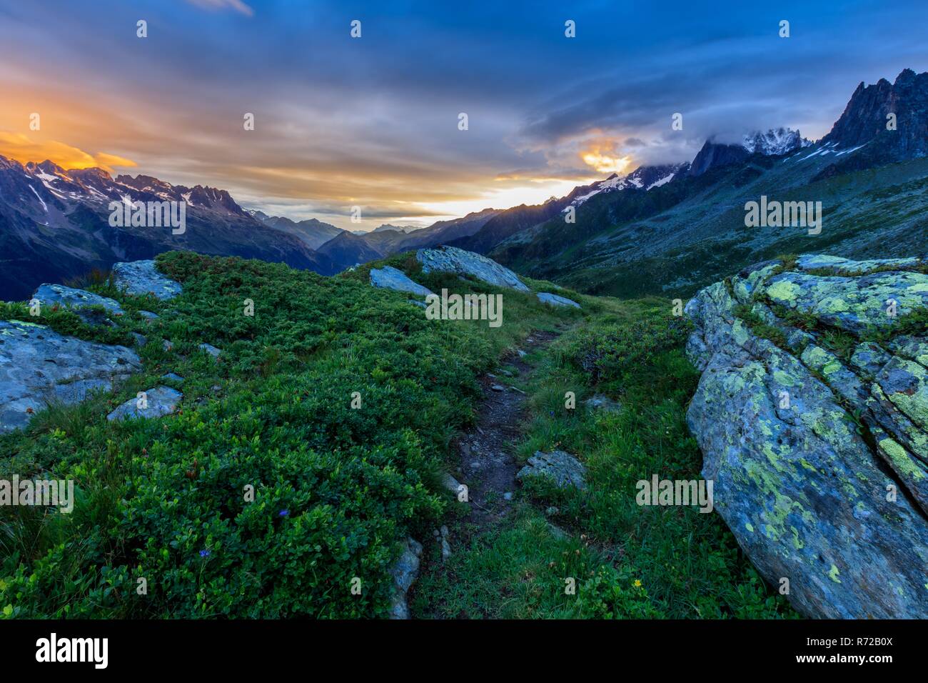 Valle di Chamonix tra le nuvole. Francia Foto Stock