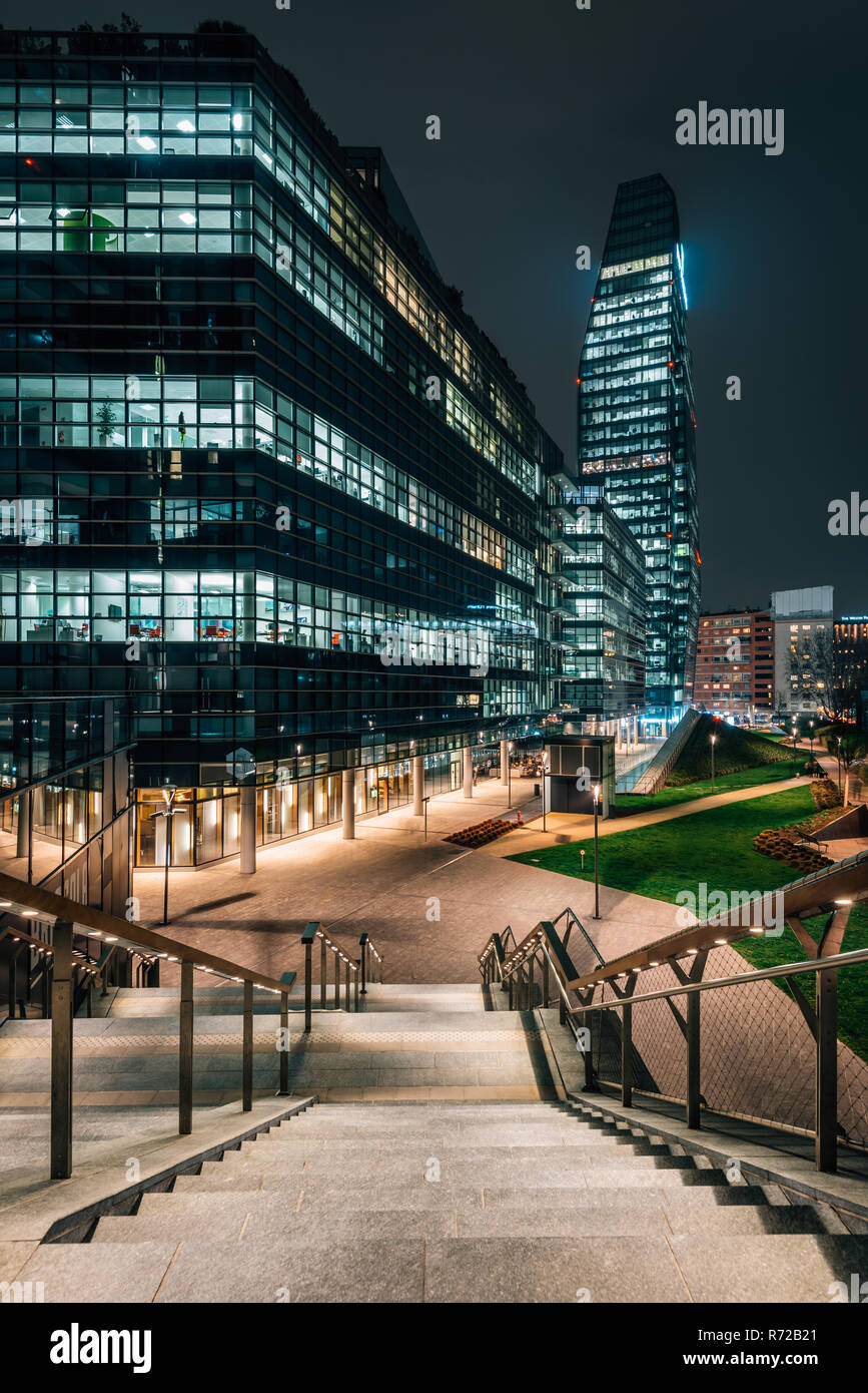 Moderni edifici lungo la Promenade Varesine di notte in Milano, Italia Foto Stock