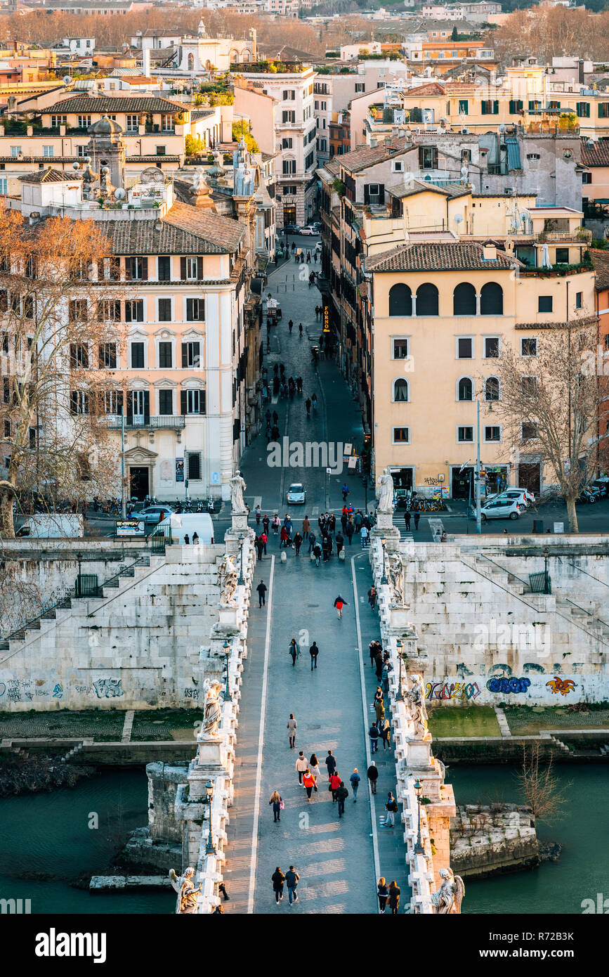 Vista del Ponte Sant'Angelo a Roma, Italia. Foto Stock