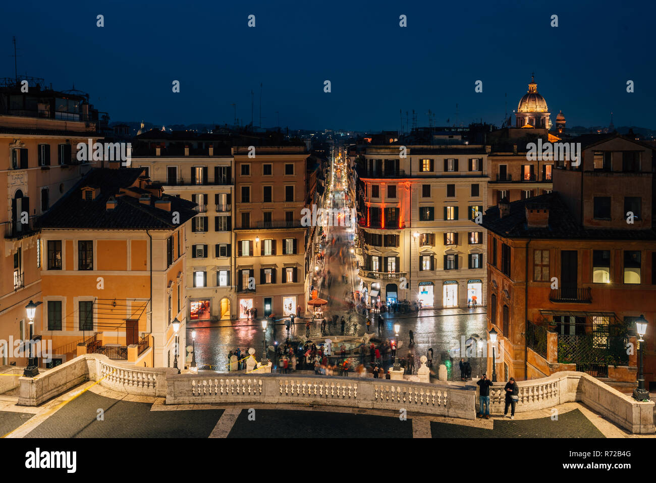 Vista della piazza di Spagna di notte, a Roma, Italia Foto Stock