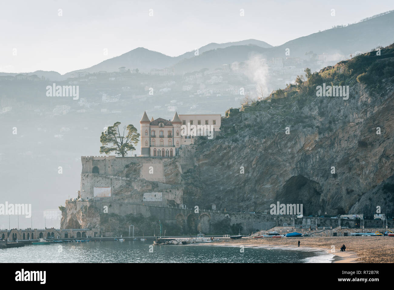 La spiaggia e le montagne a Maiori sulla Costiera Amalfitana, in Campania, Italia Foto Stock