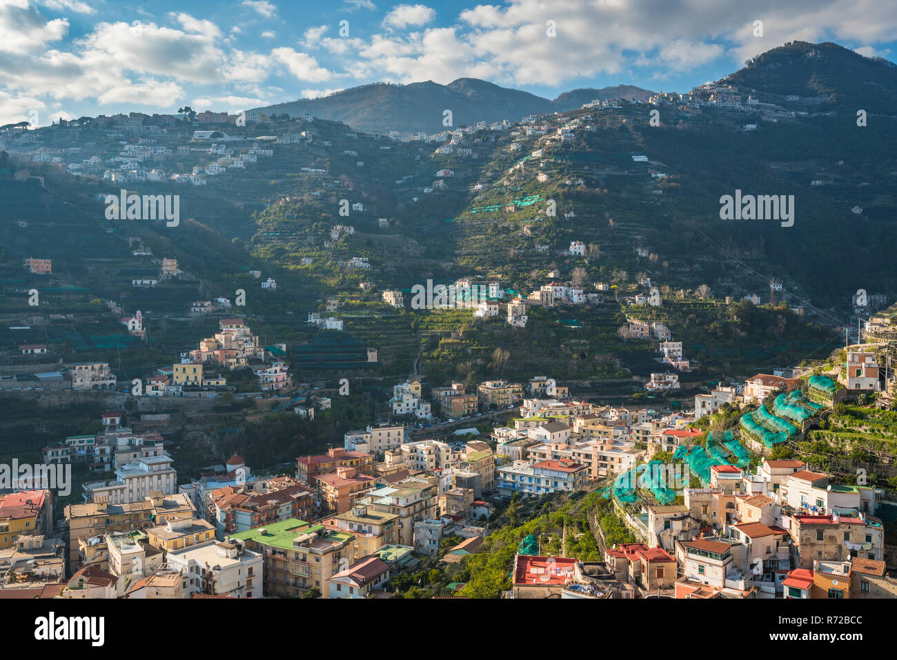 Vista delle colline a Minori sulla Costiera Amalfitana in Campania, Italia Foto Stock