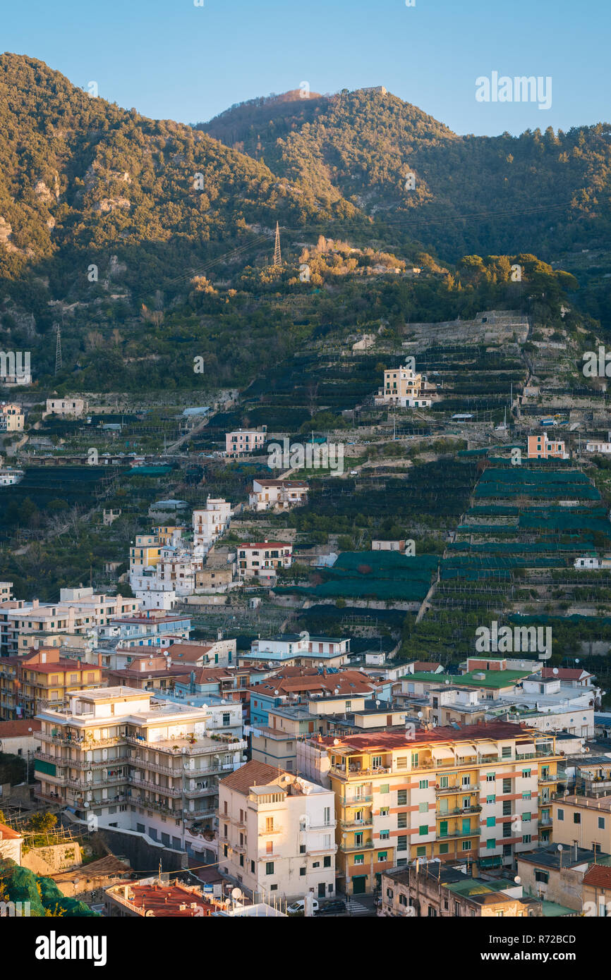 Vista di Maiori sulla Costiera Amalfitana in Campania, Italia Foto Stock