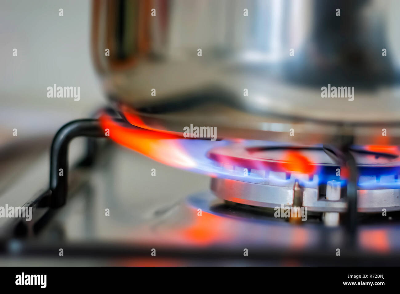 Blu brillante fiamma ardente dal fornello da cucina. Gas e fuoco. Concetto di cucina a vista. Interior shot domestico Foto Stock