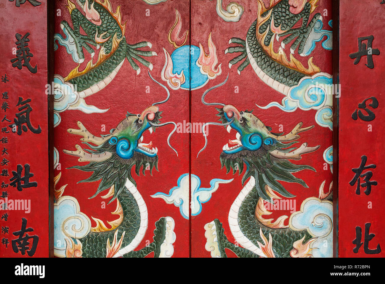 Dipinti di alle porte del tempio di Chua Ongs tempio, Hoi An, Vietnam Foto Stock