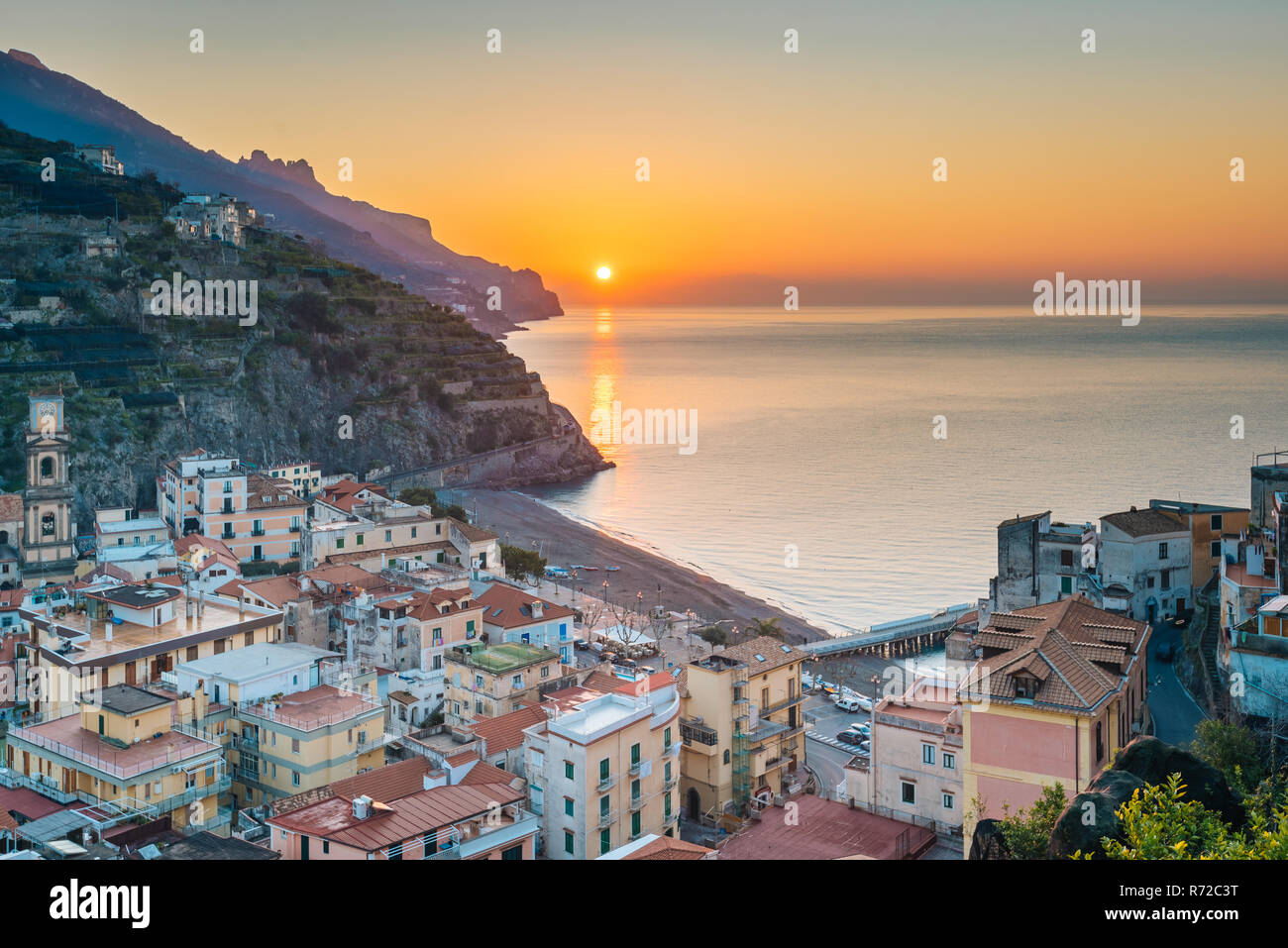 Un sunrise vista sui minori, sulla Costiera Amalfitana, in Campania, Italia Foto Stock