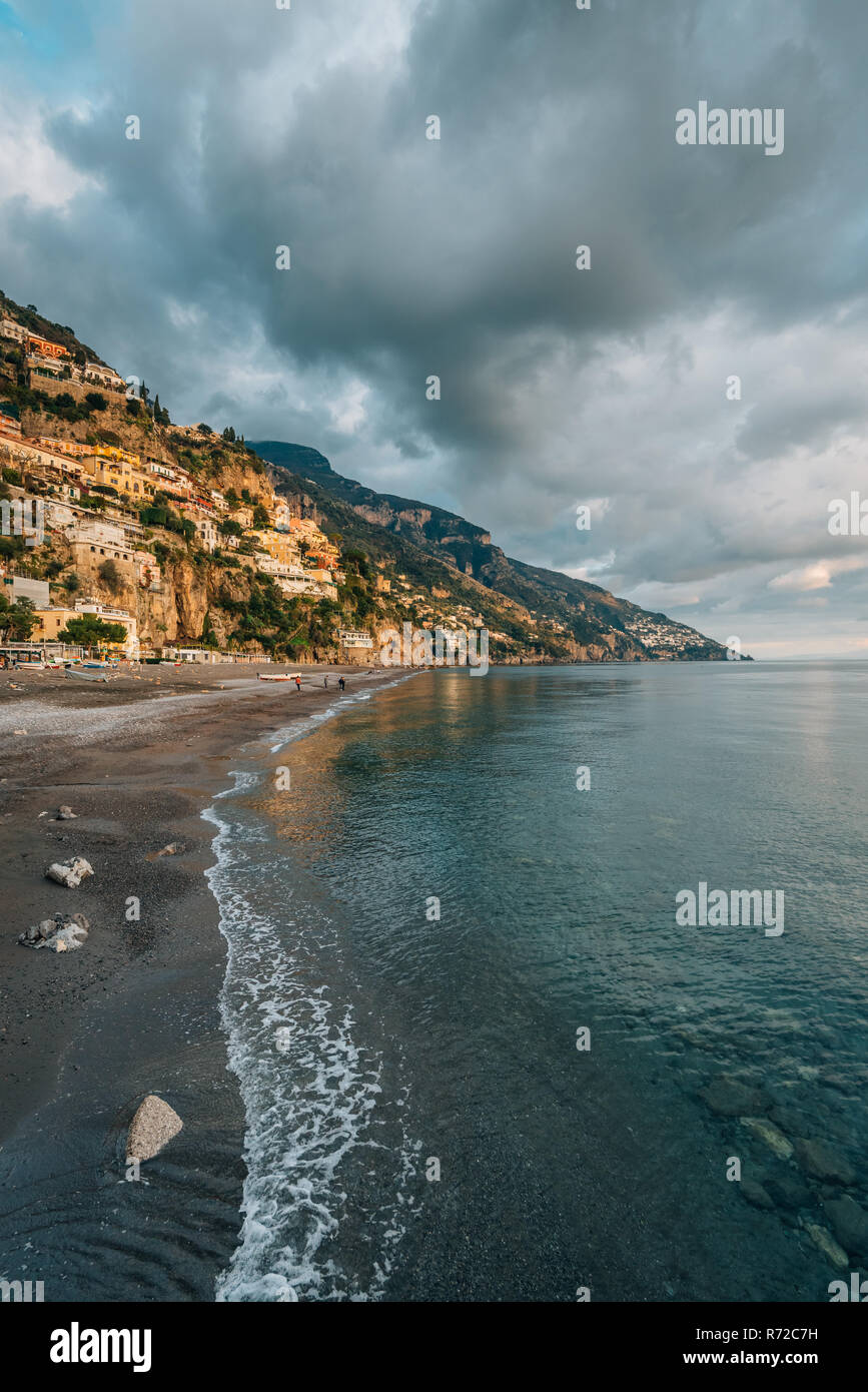 Il litorale di Positano, sulla Costiera Amalfitana, in Campania, Italia Foto Stock