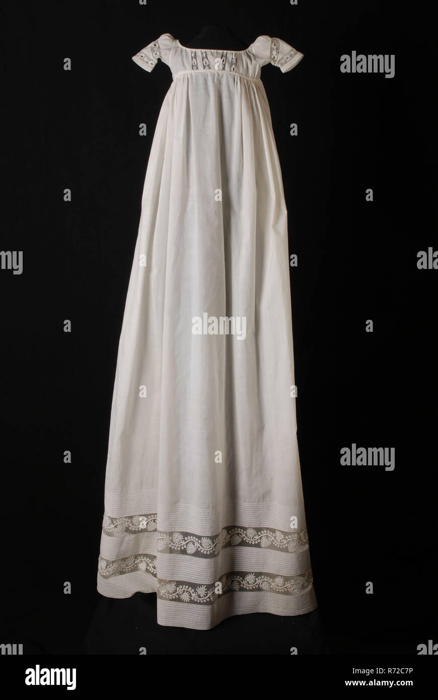 Molto lungo bianco abito battesimo, empireline, manica corta, decorata con  pizzo e gli involucri, usura battesimale abbigliamento bambino  abbigliamento per bambini abbigliamento pizzi di cotone in tulle a metà  indietro, gonna, spalla