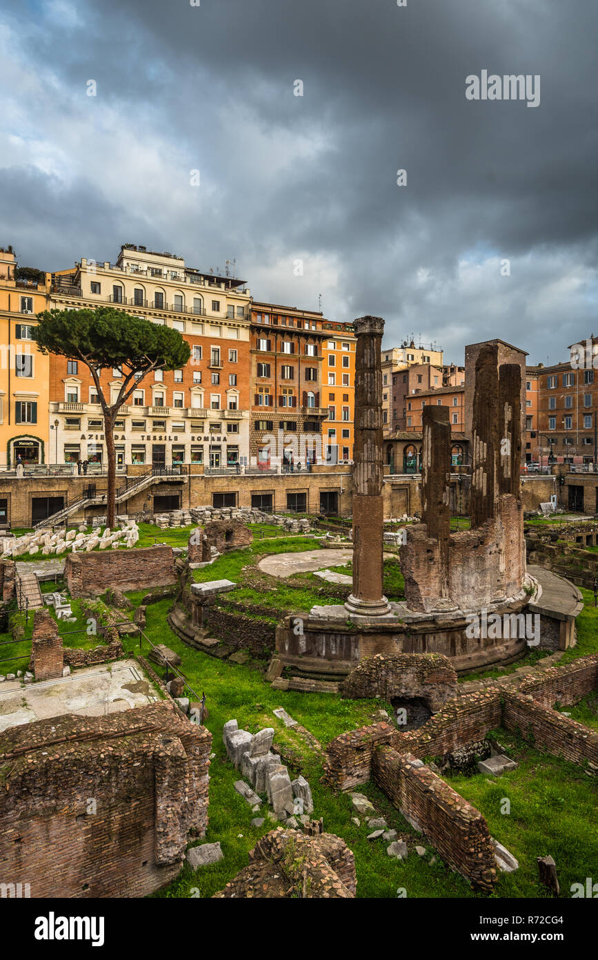 Vista di Largo di Torre Argentina, un sito archeologico di Roma, Italia. Foto Stock
