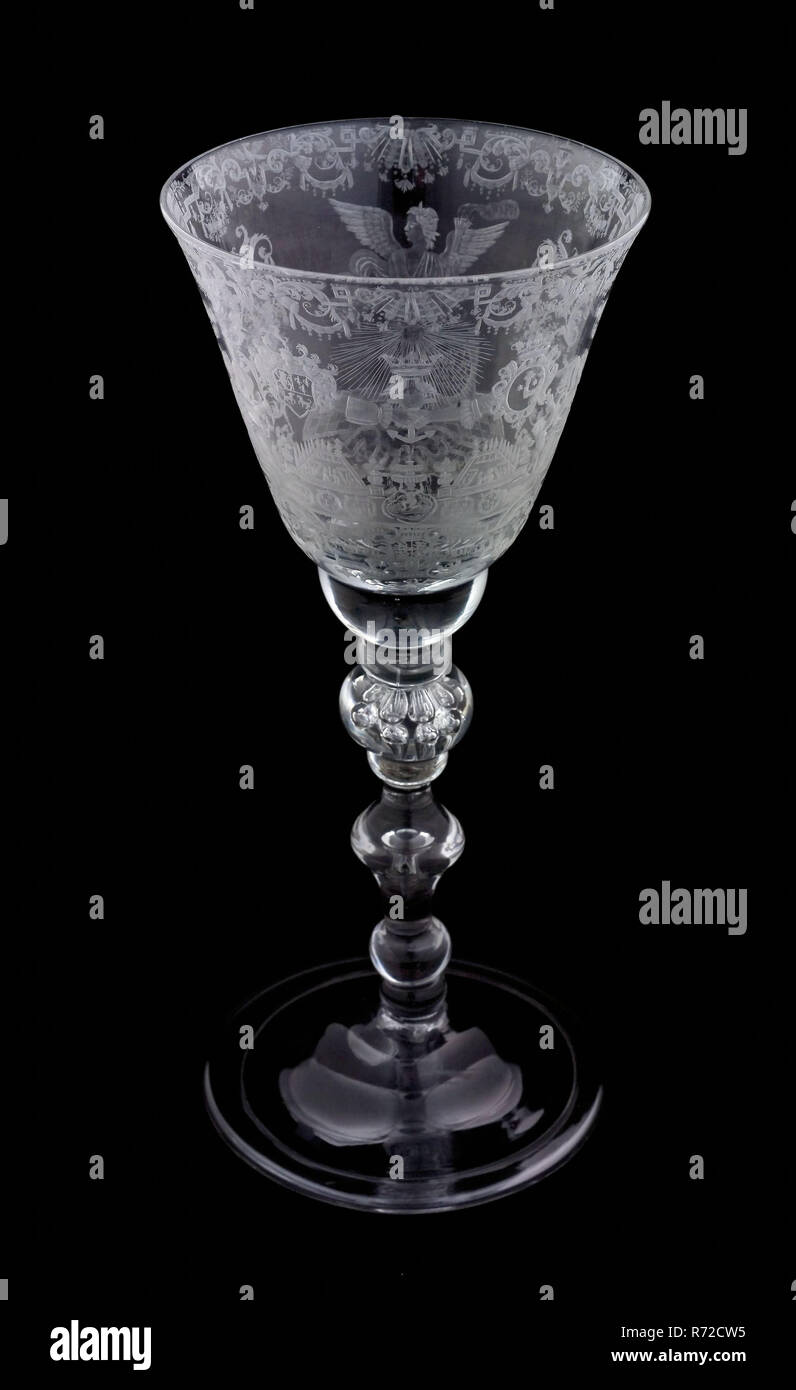 Meester van het Vingerhoedglas (incisione), calice di vetro di nozze, inciso per il matrimonio nel 1738 da Jean Bichon e Jacoba Catharina Vingerhoed, bicchiere di vino al bicchiere bere utensili porta stoviglie vetro al piombo vetro, gram libero e soffiata radgraving a forma di calice di lucidatura matrimonio in vetro in vetro incolore trasparente vetro piombo Pontil mark sotto round a campana cava crescente con la base rivolta verso il basso il bordo. Massiccio balustere invertito stelo realizzato in due parti: la parte inferiore con due impilati nodi convessa a balaustra nodo con grande goccia a forma di bolla allegata; parte superiore con tre impilate kn convessa Foto Stock