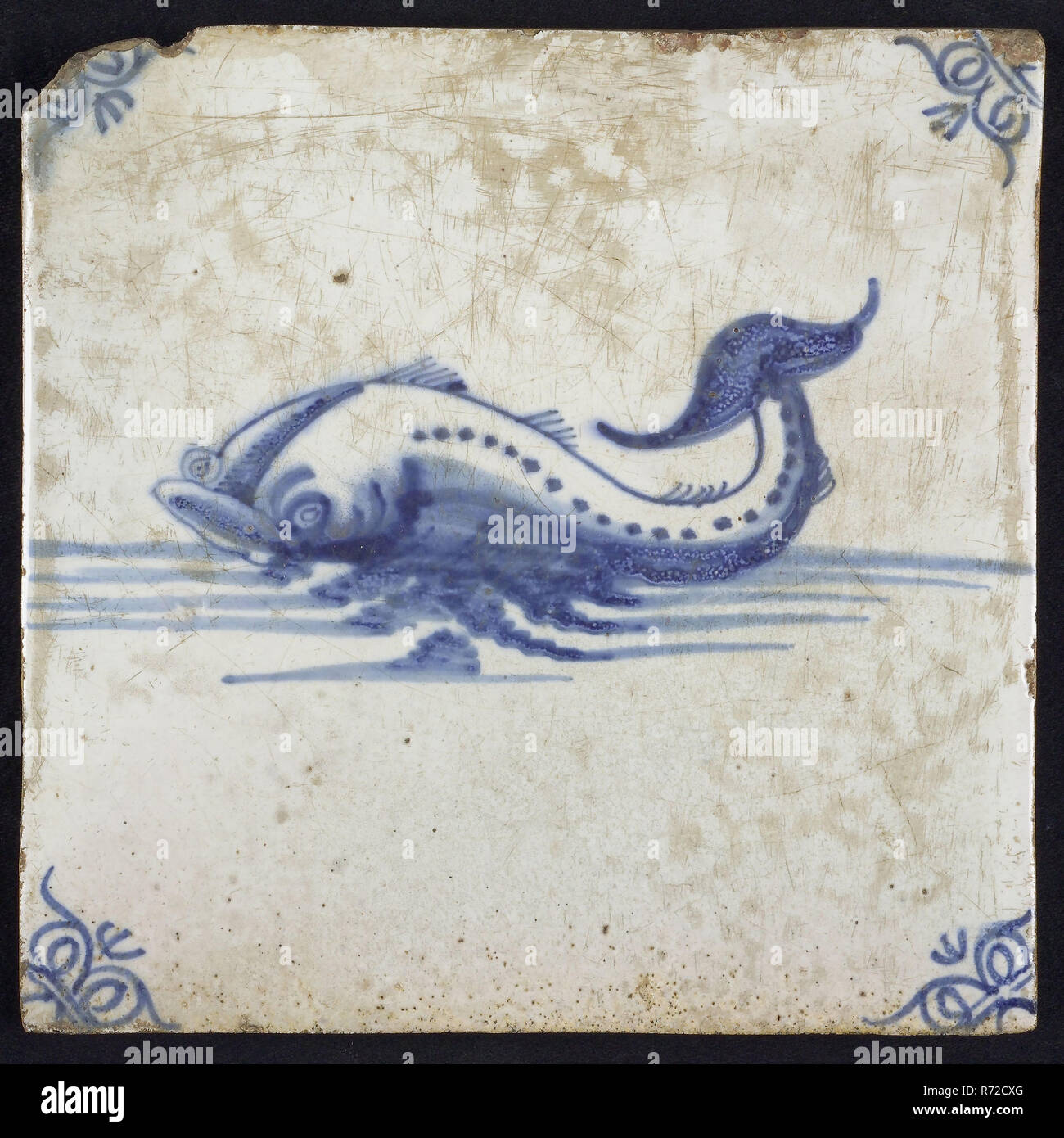 Piastrella animale, blu su bianco, pesce o Dolphin, angolo modello testa di bue, parete piastrella piastrella ceramica scultura in terracotta, smalto cotto 2x verniciato satinato blu su bianco. Foto Stock