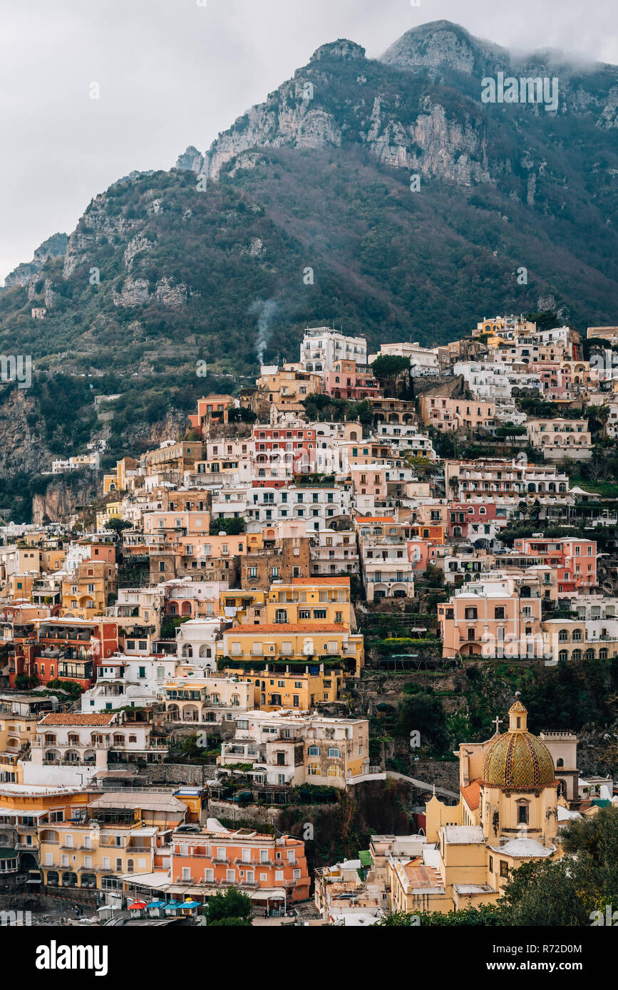 Vista su Positano, sulla Costiera Amalfitana, in Campania, Italia Foto Stock