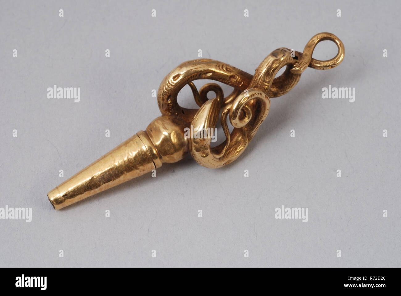 Guarda la chiave con golden pretzel maniglia per il miglior orologio da tasca, guarda la chiave kit chiave oro, Golden pretzel maniglia con avvolgimento d'oro pin orologio unità di avvolgimento buona borghese lo stato di gioielleria Foto Stock