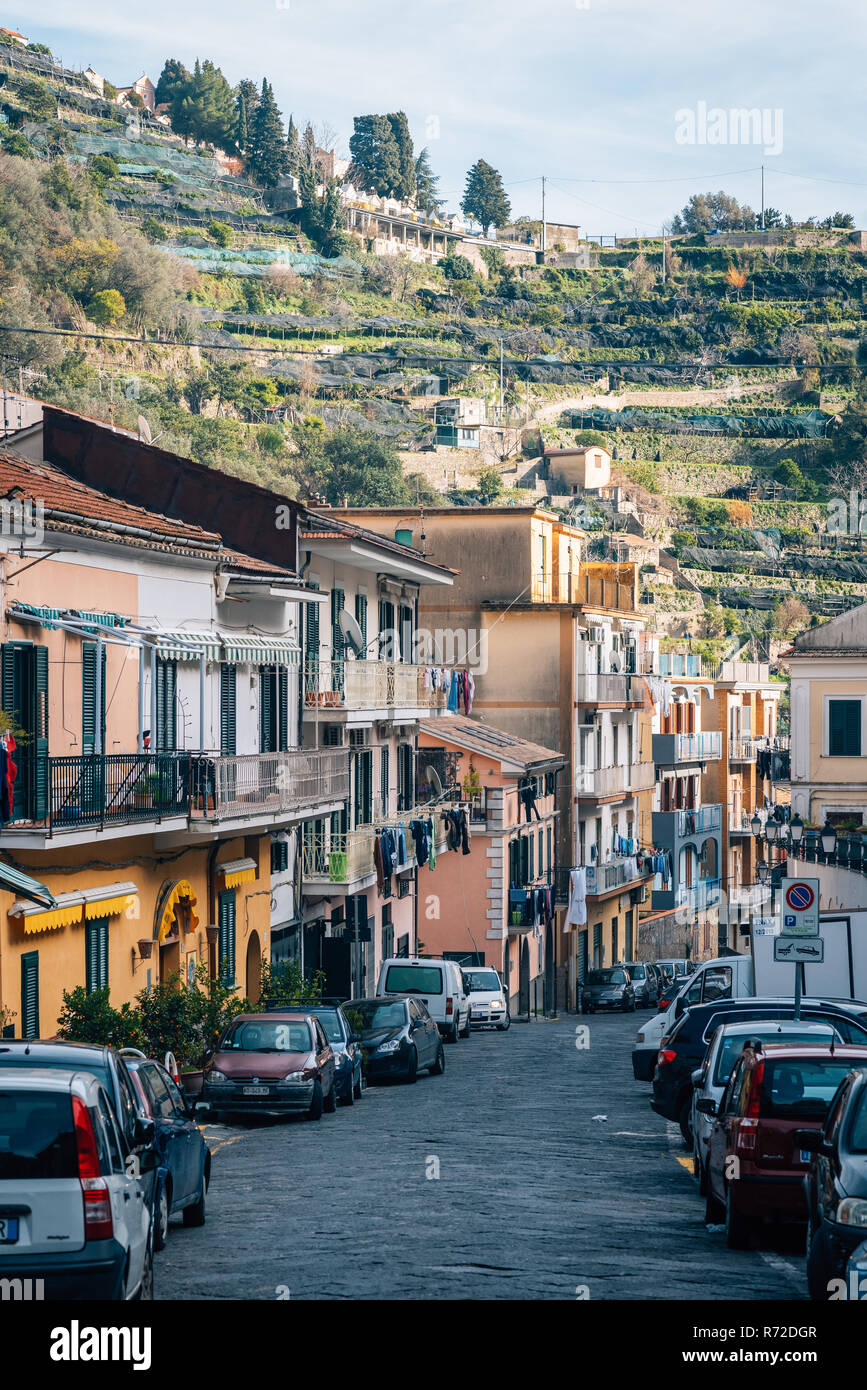 Una strada a Cetara sulla Costiera Amalfitana in Campania, Italia Foto Stock