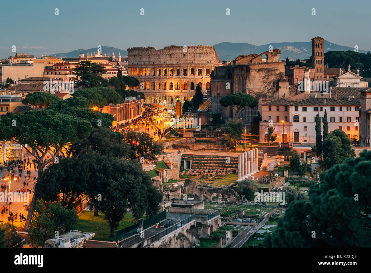 Vista del Colosseo di notte, dall'Altare della Patria a Roma, in Italia. Foto Stock