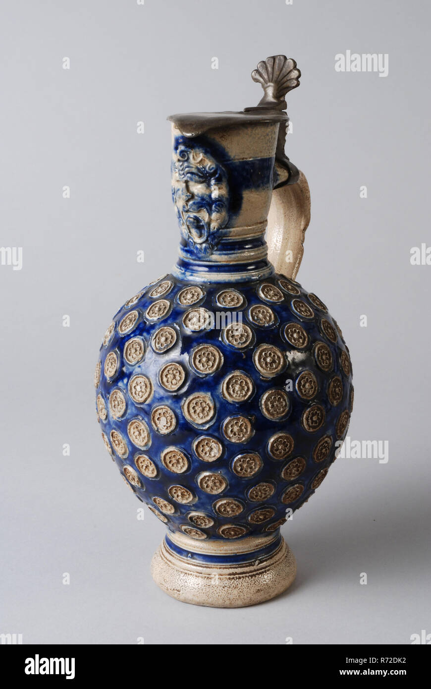 Porcellanato brocca con coperchio stagno, coperto con piccole rosette e testa di leone, blu fond, bricco per il supporto di stoviglie suolo trovare gres ceramico smalto smalto sale di stagno, girato a mano stampigliato smaltato cotto smaltato porcellanato brocca con coperchio. A forma di uovo con modello di collo assottigliata. Enghalskanne scollatura con sneb compresi testa di leone con anello in bocca. Profilo anelli intorno al collo e piedi. Completamente coperto con piccole rosette di cobalto sfondo blu. Peltro piatto con coperchio a ventaglio appoggio zigrinato inosservato archeologia ceramiche indigene importare bere pour che serve birra, vino Foto Stock