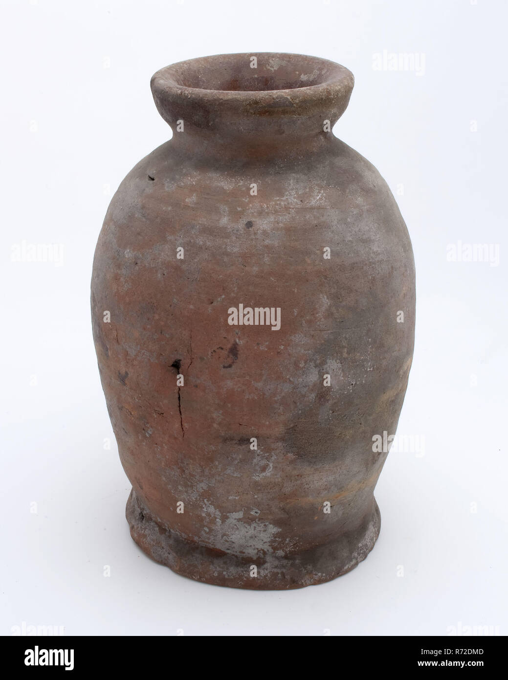Vaso in ceramica su supporto, balaustra forma, è stato usato nella industria dello zucchero, zucchero pot pot titolare trovare terreno terracotta ceramica smalto smalto di piombo, girate a mano terracotta invetriata pot su supporto. Balaustra di forma rotonda con la spalla e il collo stretto l'apertura. Spessore bordo di rigonfiamento del collo. Mandrini Fuzzy sotto la spalla. Red shard interno grande vetrata smalto macchia sulla parete laterale. Qui i coni di zucchero sono stati realizzati archeologia terracotta indigeni dolciumi a base di zucchero industria dello zucchero Foto Stock