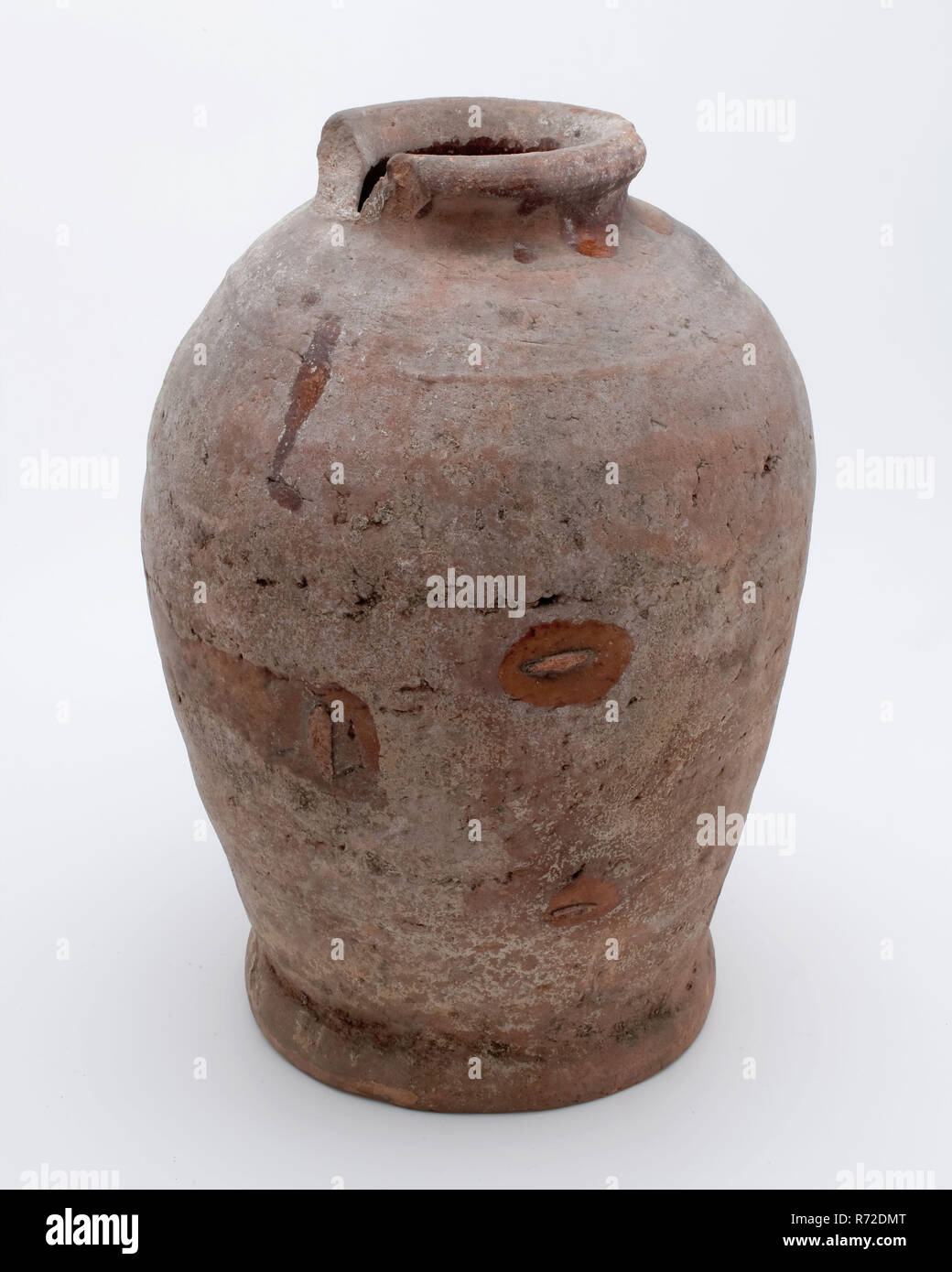 Vaso in ceramica su supporto, balaustra forma, è stato usato nella industria dello zucchero, zuccheriera pot titolare trovare terreno terracotta ceramica smalto smalto di piombo, girate a mano terracotta invetriata pot su supporto. Balaustra di forma rotonda con la spalla e il collo stretto apertura grossolana, colonna vertebrale storta sopra la spalla. Fatta di relativamente secca rosso argilla shard interna spessa vetrate tonde e bordo superiore sporgente indigeni di archeologia di terracotta zucchero Zucchero industria dolciaria Foto Stock