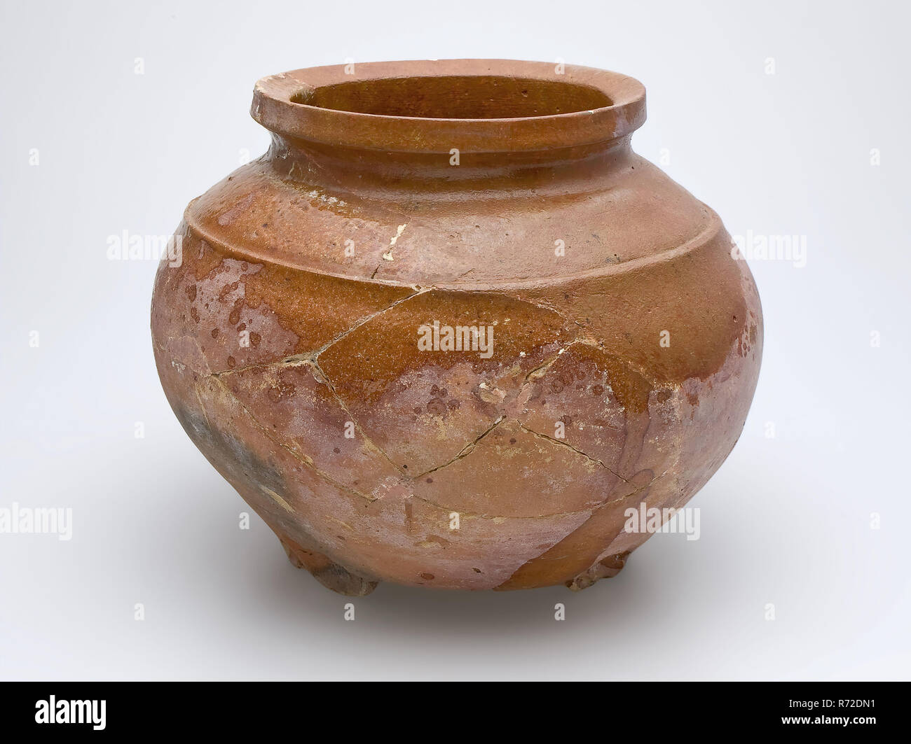 Bassa vaso di ceramica rossa sulle alette di supporto con sparing smalto di piombo, mensola sopra la spalla, storage jar porta pot suolo trovare ceramica smalto terracotta smalto di piombo, girate a mano cotto smaltato Round pentola di coccio sulle alette di supporto. Fondo appiattito. Richelle sopra la spalla. Breve collo eretti bordo. Red shard e sparing smalto piombo archeologia salvare Blicksteyn Heenvliet Bernisse indigeni negozio di ceramiche trappola di suolo Heenvliet Blicksteyn 2a casa. Foto Stock