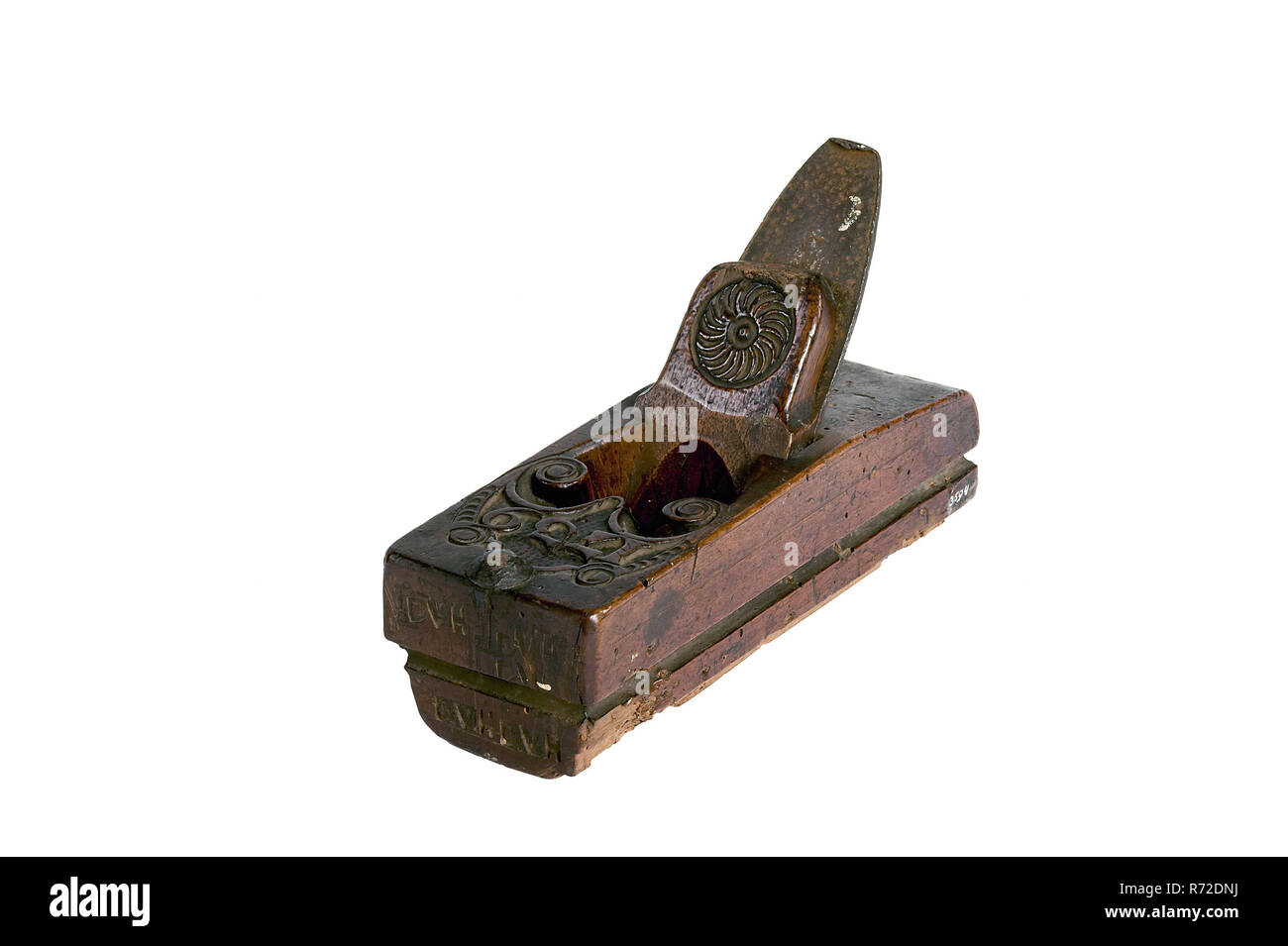 Ary den Hengst, legno tagliablocchi con decoro e l'anno 1739, il blocco di piallatura piallatrice da banco tool kit di legno di legno di faggio, blocco di legno ruspa con bordo arrotondato sul lato destro della suola e con decorazioni di anno in due riccioli di andare oltre alla apertura e la parte superiore della testa e la decorazione del cerchio con scale sul cuneo; il profilo è cambiato come ruspa: ADH sotto la figura sulla parte anteriore (anteriore) piallare il legno falegname lavoro Fam Verheul era conosciuto come carpentieri e - più tardi - architetti. Foto Stock