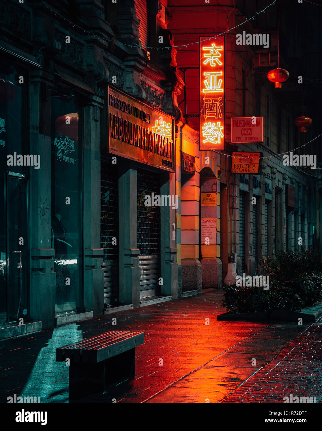 Un segno rosso di notte a Chinatown, Milano, Italia Foto stock - Alamy