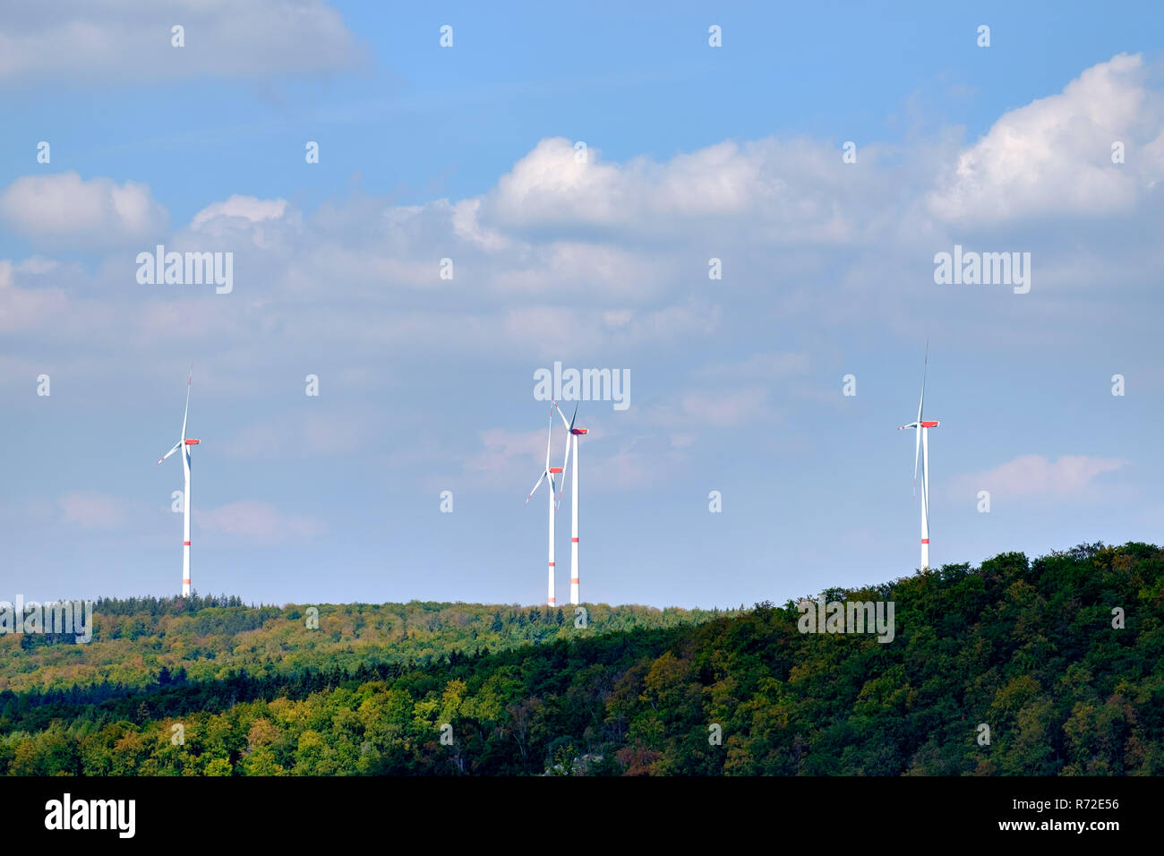 Il campo di energia di mulini a vento in una foresta in Germania Foto Stock