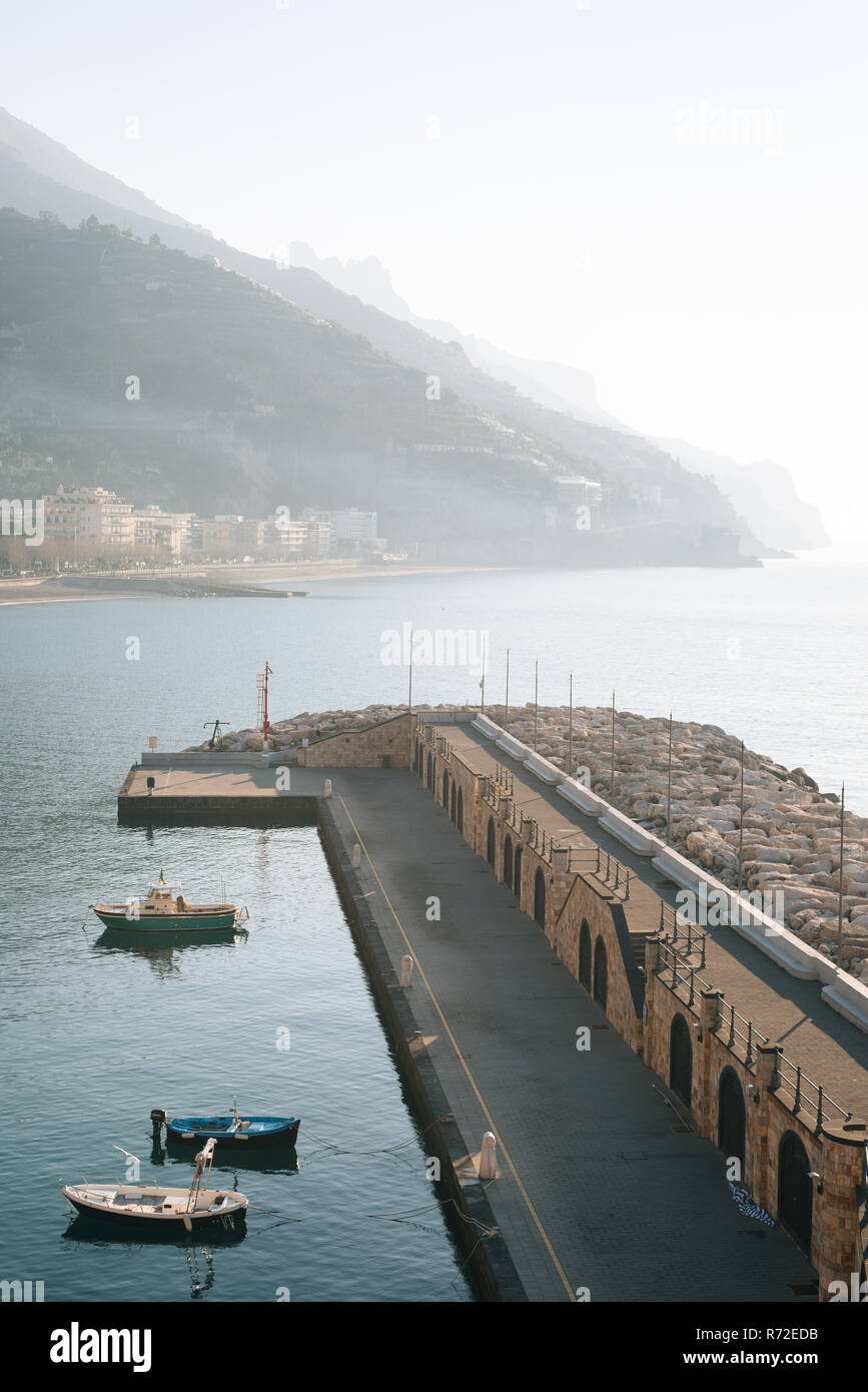 Vista del porto a Maiori sulla Costiera Amalfitana in Campania, Italia Foto Stock