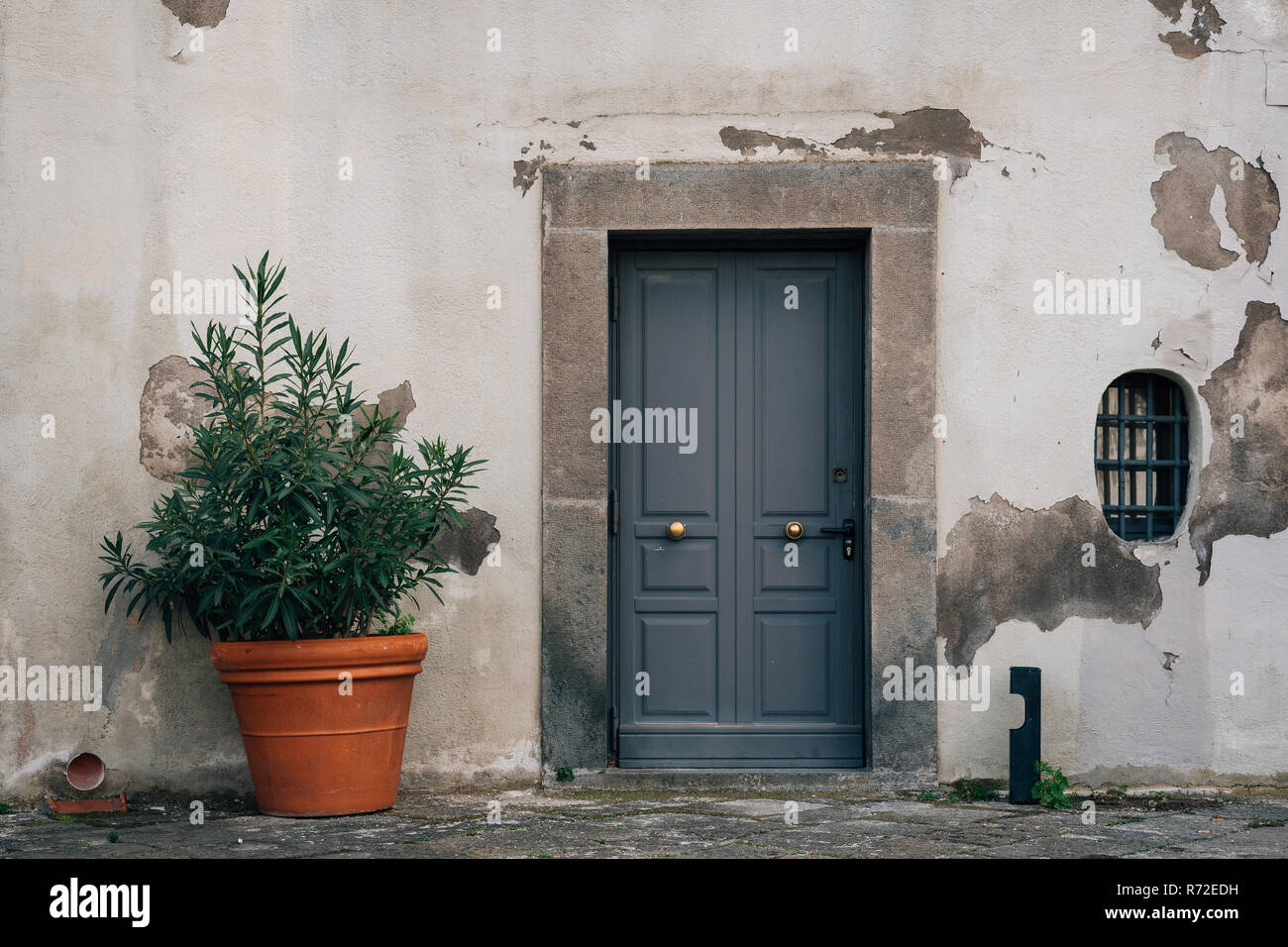 Una porta blu a Castel Sant'Elmo, a Napoli, Italia.jpg Foto Stock