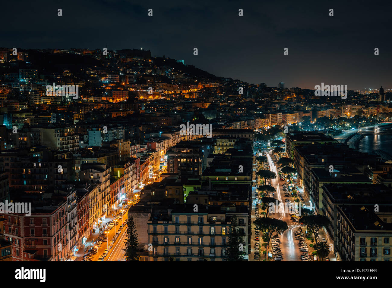 Una vista notturna dal Belvedere di Sant'Antonio, a Napoli, Italia. Foto Stock