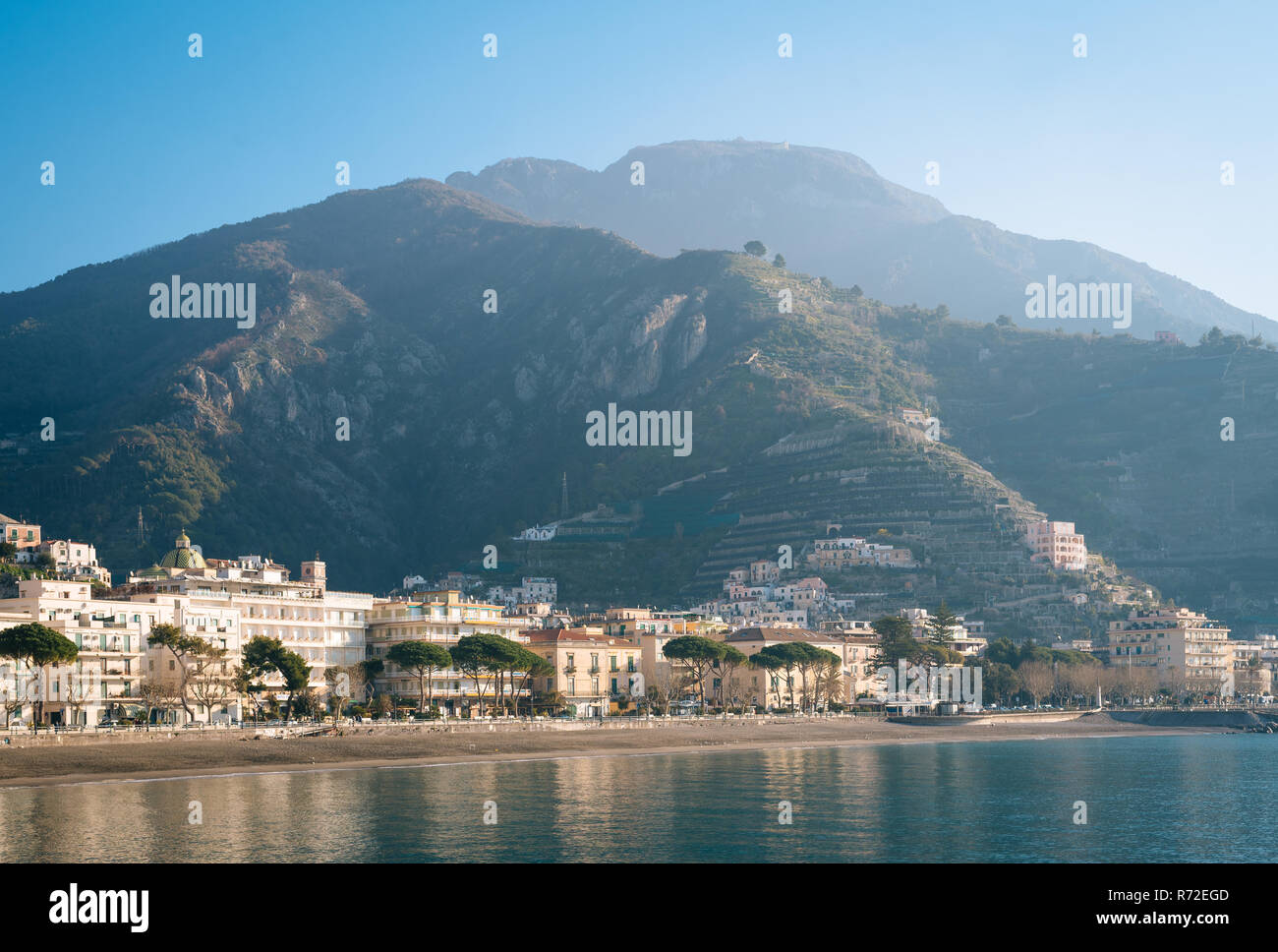 Vista di Maiori sulla Costiera Amalfitana in Campania, Italia Foto Stock