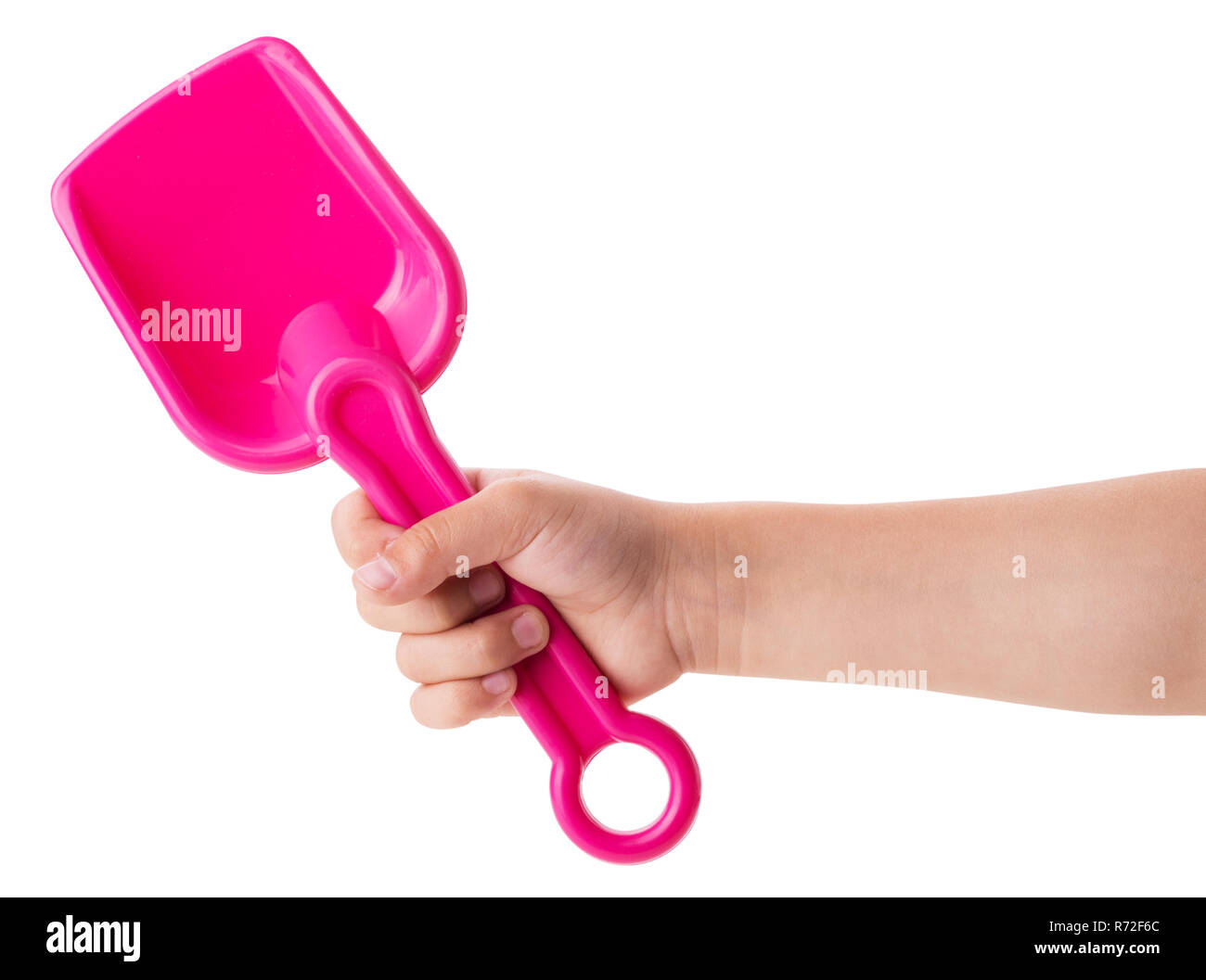 Baby Pink spatola in plastica del bambino in una mano isolati su sfondo bianco. Percorso di clipping. Massima profondità di campo. Foto Stock