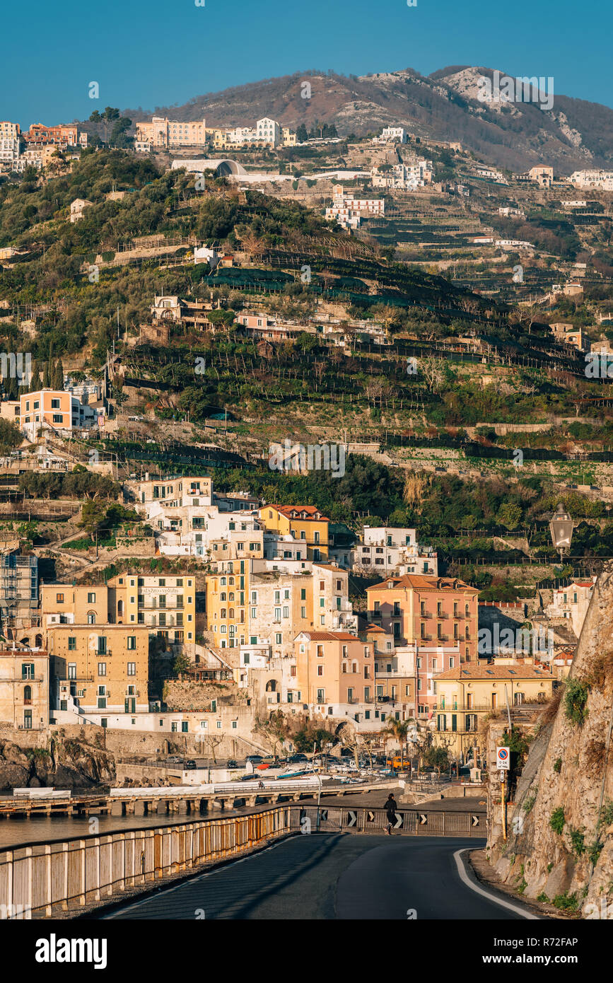 La strada a minori sulla Costiera Amalfitana in Campania, Italia Foto Stock