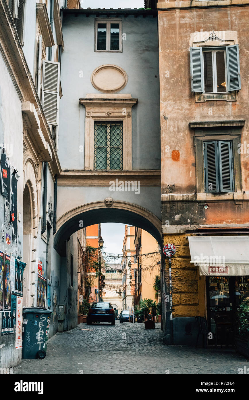 Arco su Via dell'Arco di San Calisto in Trastevere, Roma, Italia Foto stock  - Alamy