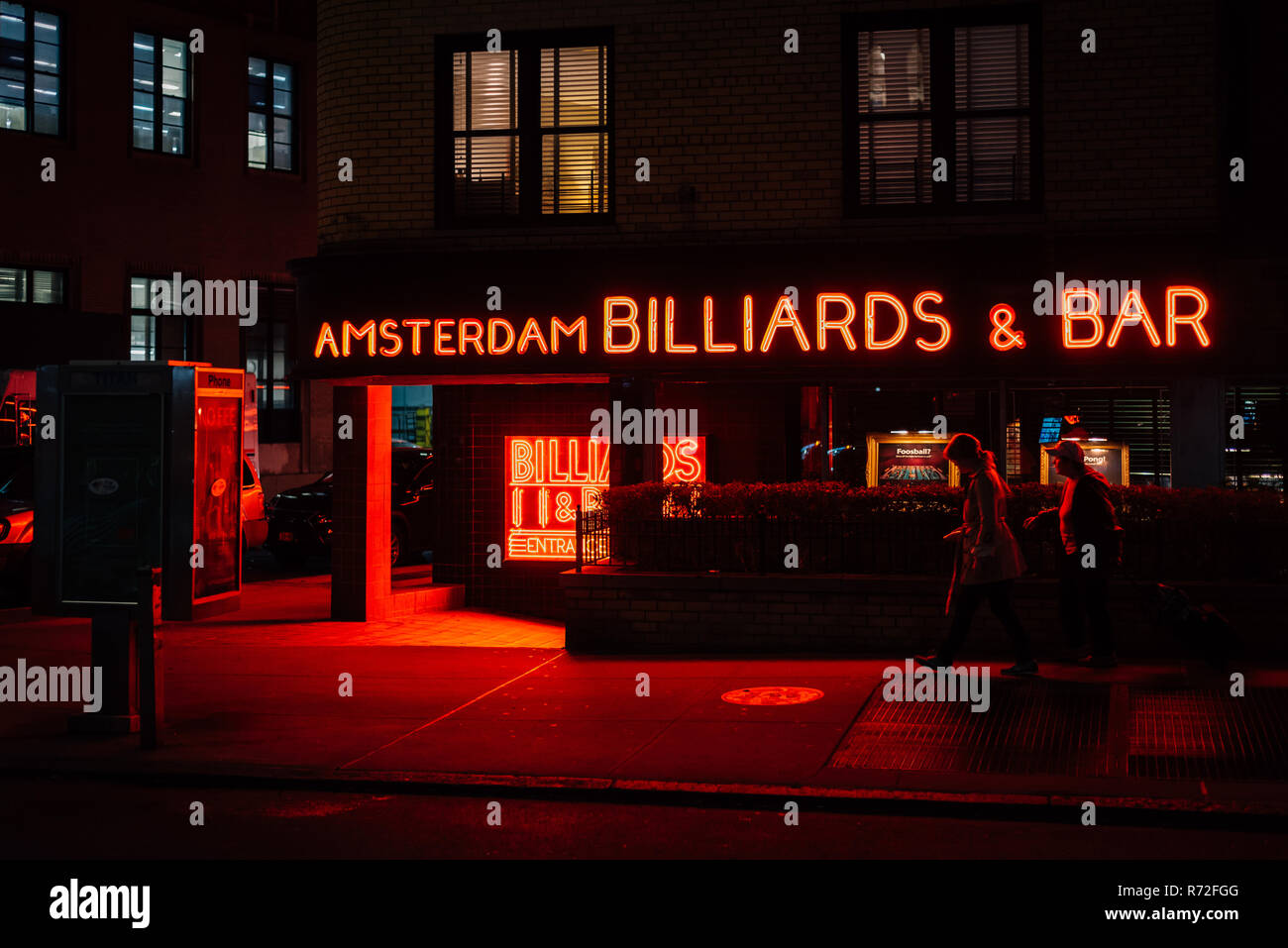 Amsterdam biliardo & Bar insegna al neon di notte, nell'East Village, a  Manhattan, New York City Foto stock - Alamy