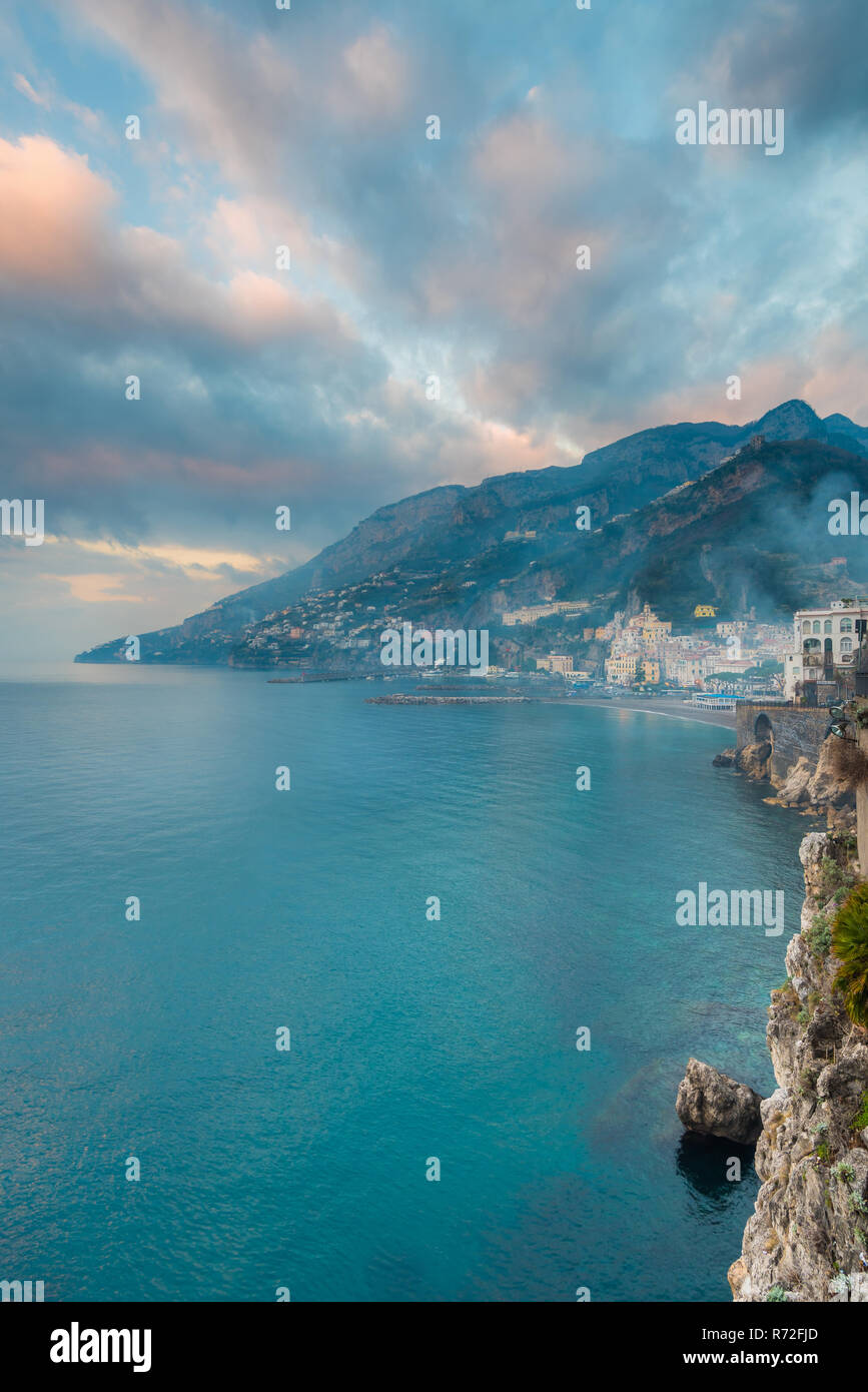 Vista della Costiera Amalfitana a sunrise in Campania, Italia Foto Stock