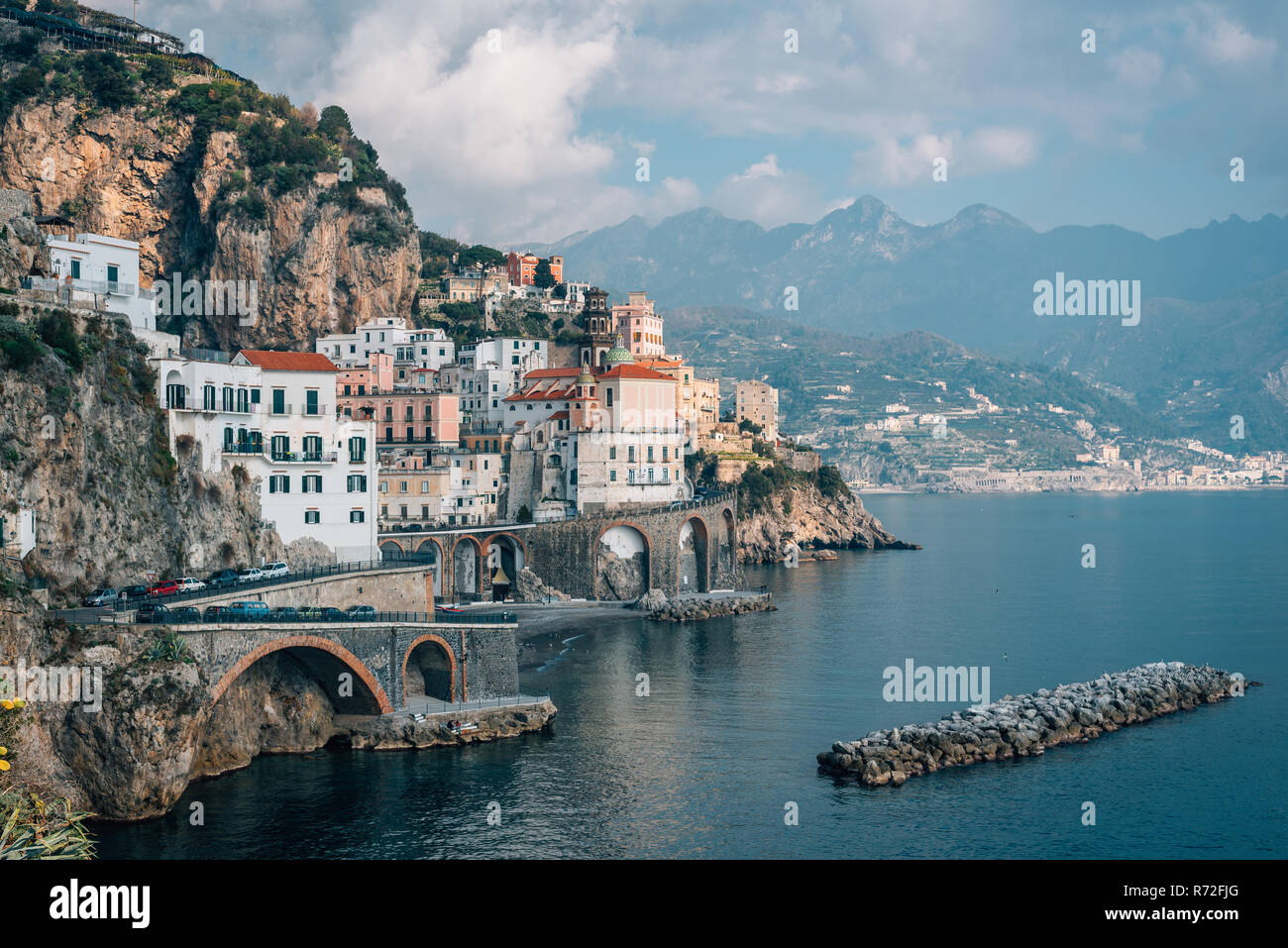 Vista di Atrani sulla Costiera Amalfitana, in Campania, Italia Foto Stock