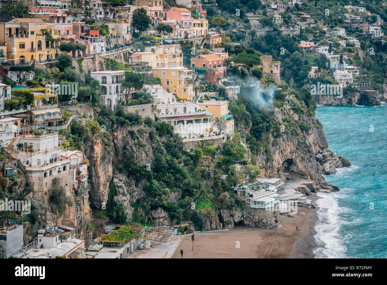 Una vista degli edifici sulla collina di Positano, Costiera Amalfitana, Italia. Foto Stock