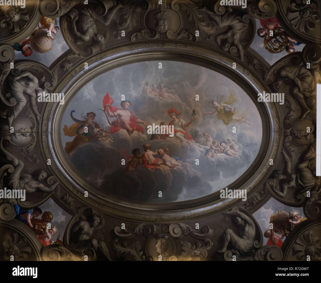 Atelier van Nijmegen; Gerard Sanders? Dionys van Nijmegen?, il soffitto dipinto con centro ovale sezione, compreso Apollo e Minerva, soffitto pittura Pittura materiale visivo di olio di lino dipinto, Cielo di Dio con la figura principale Apollo riconoscibile per la lira nella sua mano destra; con la sua mano sinistra egli si diffonde in oro e argento. Alla sua sinistra Demetra (Cerere, Dea del raccolto con cornucopia riempita con vari tipi di metà della granella. A destra di Apollo è Atene (Minerva) con la scrittura o il bambino di apprendimento o putto sulle sue ginocchia dietro il suo mondo o globo celeste misurazioni astronomiche instrume Foto Stock