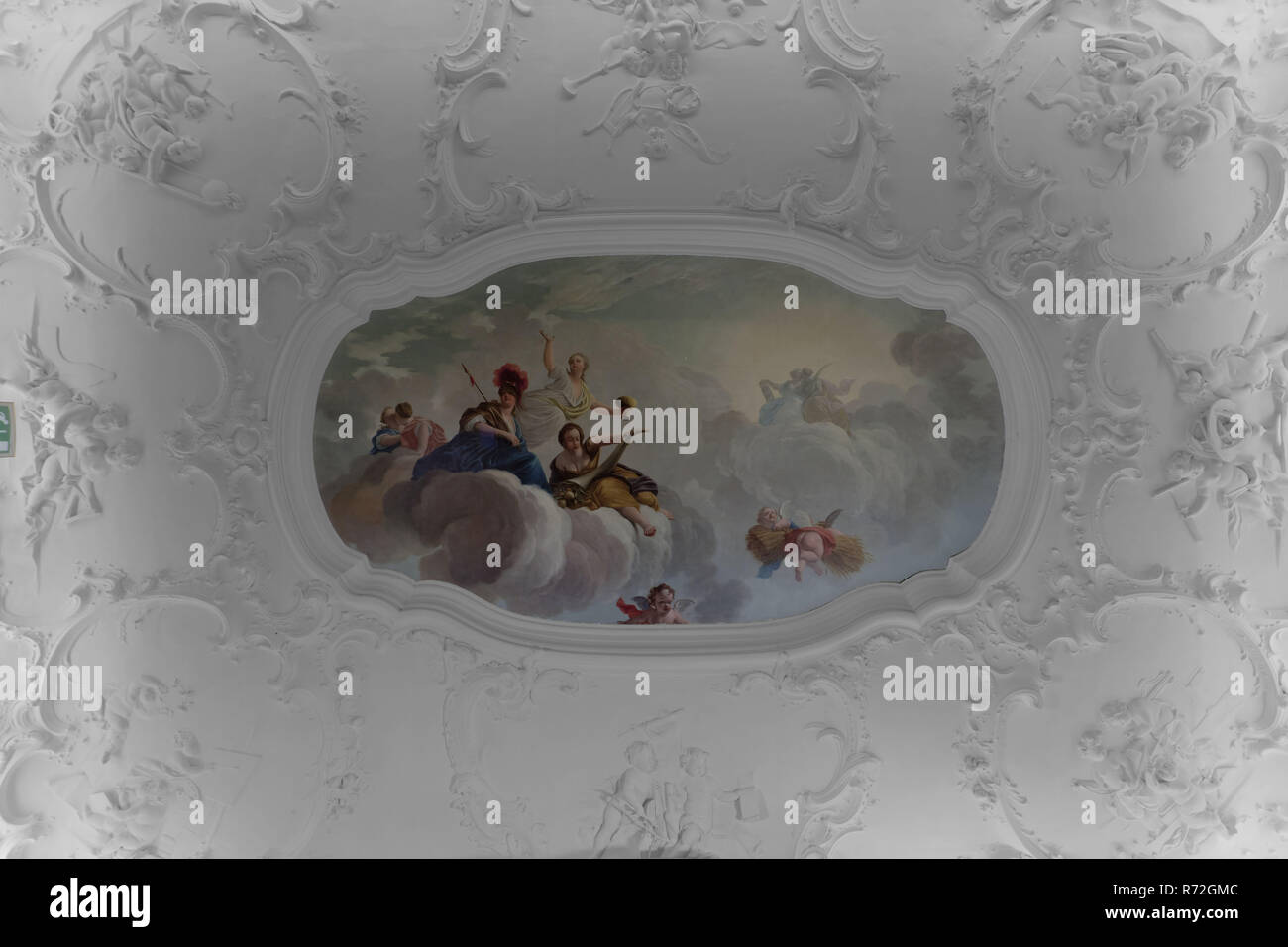 Dionys van Nijmegen, Soffitto Camera rococò Schielandshuis, rappresentazione allegorica Minerva e Abundantia, Rotterdam, soffitto pittura Pittura riprese di olio di lino 266.0 vernice w 488.0 (dipinto) allegoria: la regola di Minerva dea della saggezza ali Abundantia (abbondanza); Rotterdam triangolo cittadino Leuvehaven elite Vescovo Louis XV Louis XV Louis Quinze interno in stile rococò Heyendaal camera stile Oostzijde Leuvehaven 74 Rotterdam seconda casa di filato acquirenti e collezionisti Jan & Pieter Bisschop acquistato nel 1743 per la loro raccolta. La camera e la pittura da circa 1761 (proveniente da Castoldi a Rotterdam). Foto Stock