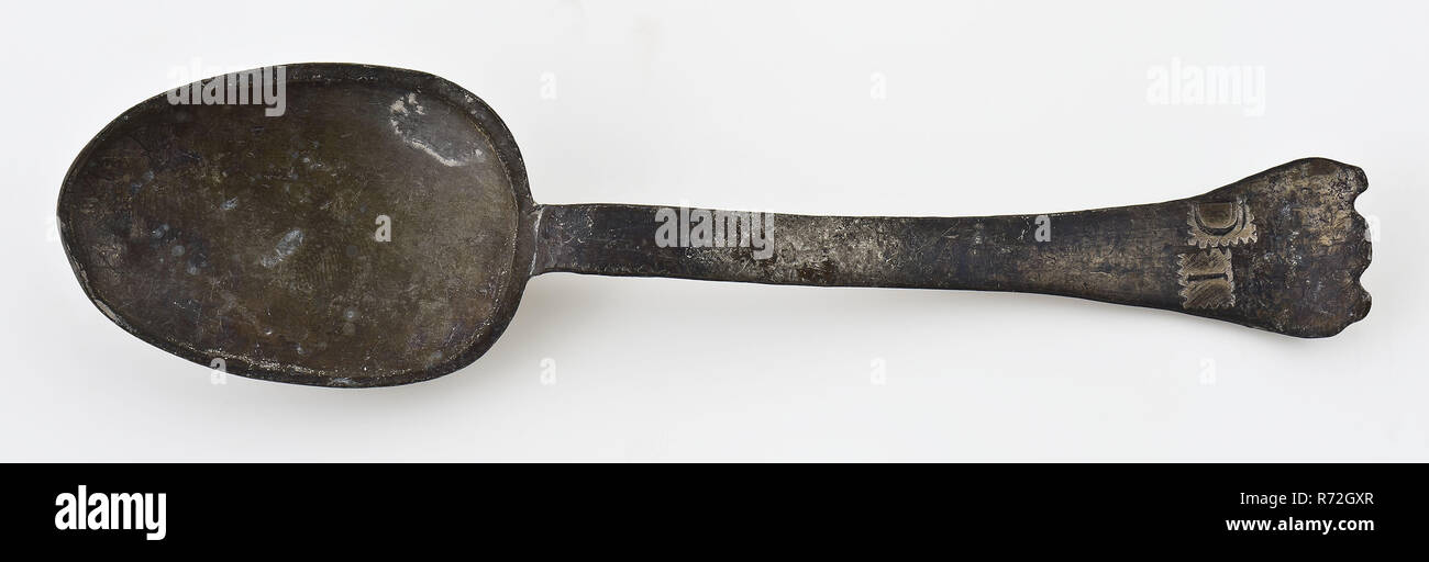 Peltro cucchiaio con ciotola ovale, da coda di ratto con becco, manico piatto, pied la biche estremità del manico, cucchiaio posate suolo trovare metallo di stagno, ho nel rettangolo dentellato archeologia Rotterdam tunnel ferroviario di suolo alimentare scoperta: tunnel ferroviario di Rotterdam. Foto Stock