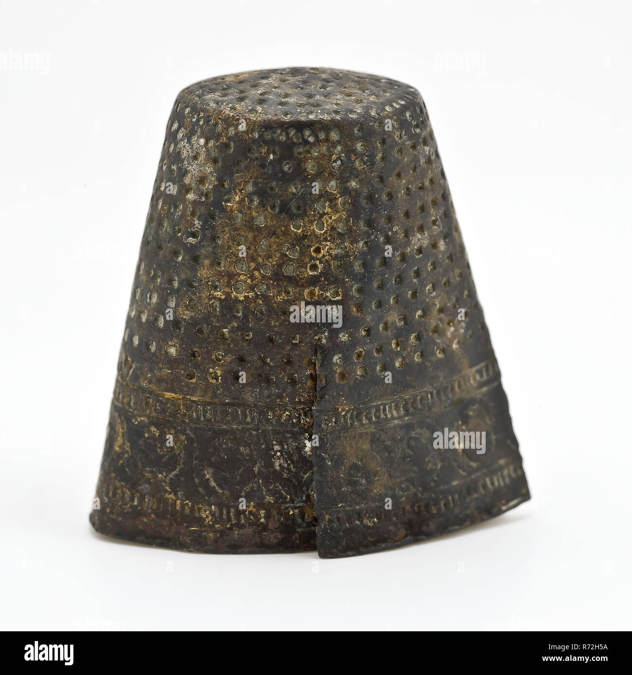 Il rame premuto ditale, decorate e contrassegnato, ditale kit da cucito trovare terreno di rame metallico in ottone, Rotterdam galleria ferroviaria sarta cucito su misura di elaborazione di tessile abbigliamento ago e filo di riparazione scoperta del suolo: galleria ferroviaria Rotterdam. Foto Stock