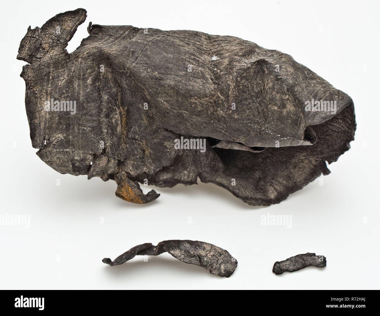 Parte del legame di cuoio, legatoria pastella suolo trovare il cuoio, sgualciti membro) conciate tagliare incollato premuto pezzo nero in pelle. In rilievo: linee e motivi floreali archeologia Rotterdam preservare tunnel ferroviario il legame protegge suolo scoperta: tunnel ferroviario di Rotterdam. Foto Stock