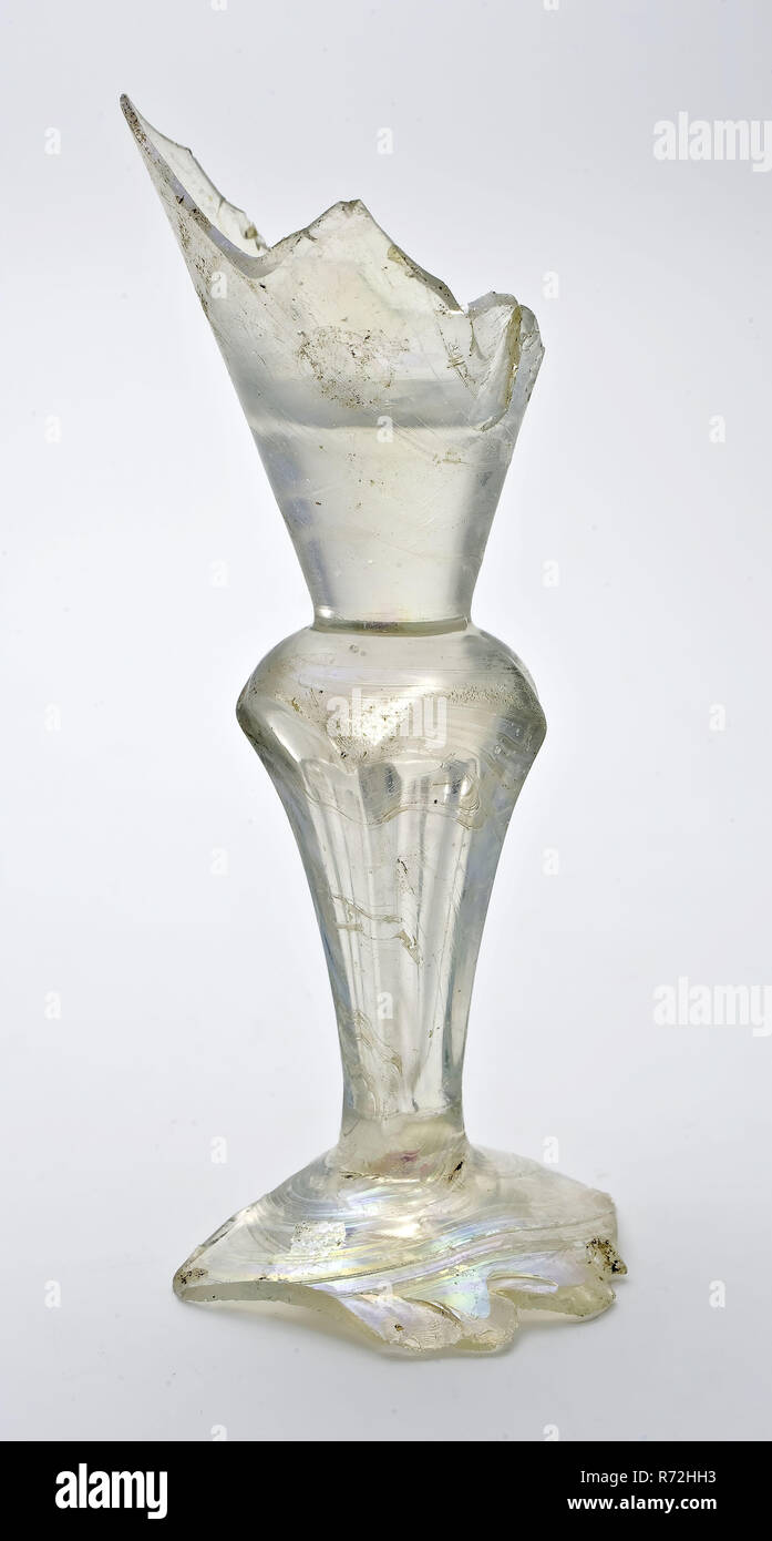 Frammento di una parte del piede, del tronco e parte del calice di calice con trunk di Slesia in chiaro vetro incolore, bicchiere bere utensili da tavola titolare trovare terreno, di vetro soffiato a mano in forma soffiata frammento di parte stelo del piede e parte di un calice di calice in chiaro vetro incolore per il vetro è costituito di tre parti: piede stelo e calice. pontil mark sotto cava piede ascendente. Lo stelo è di pseudo-sfaccettati in forma soffiata con quattro sfaccettature cosiddetti trunk di Slesia (à la façon d'Angleterre) con allegata allungata di bolla d'aria. Il calice è spessa e di fondo è fatta di th Foto Stock