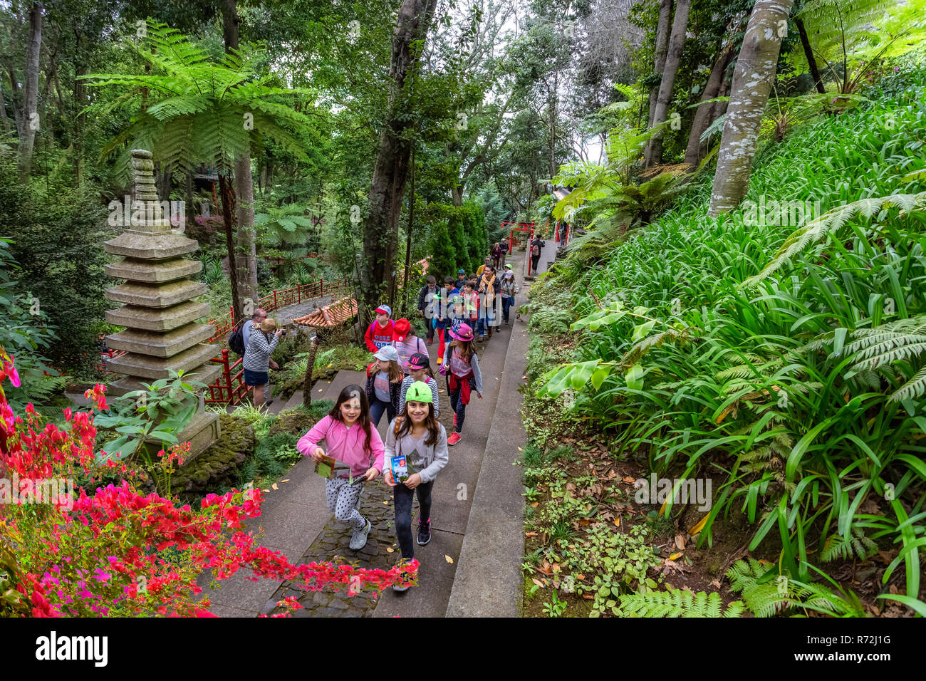 Madeira, Portogallo - 25 Marzo 2018: un gruppo di bambini in visita al giardino tropicale dell'isola di Madeira a Funchal Foto Stock
