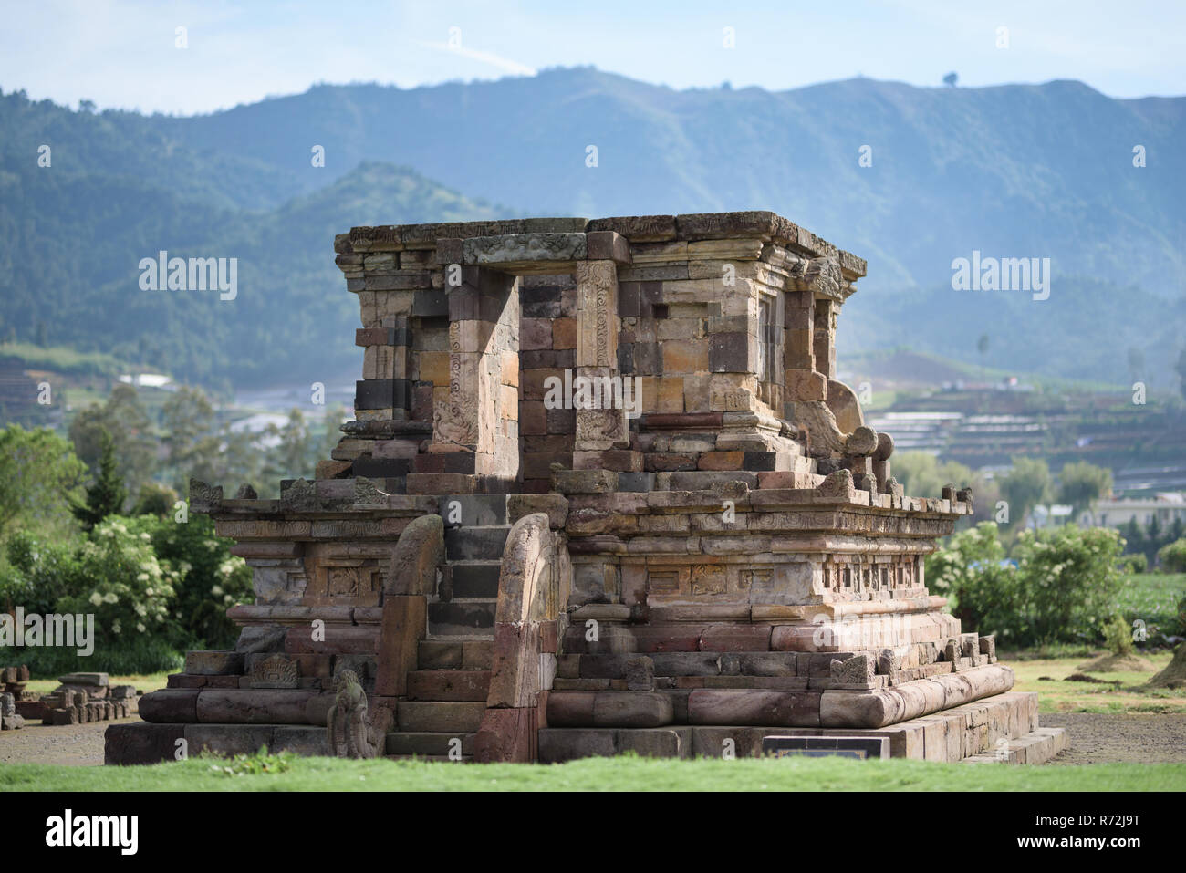 Il Candi Arjuna tempio indù, nel complesso Arjuna, Dieng Plateau, Giava centrale, Indonesia. Foto Stock