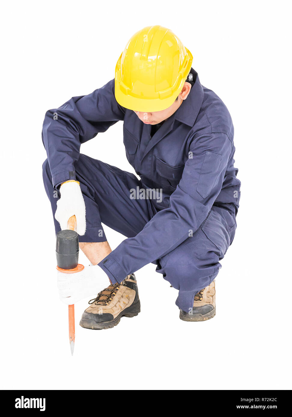 Man tenere il martello e scalpello a freddo su bianco Foto Stock