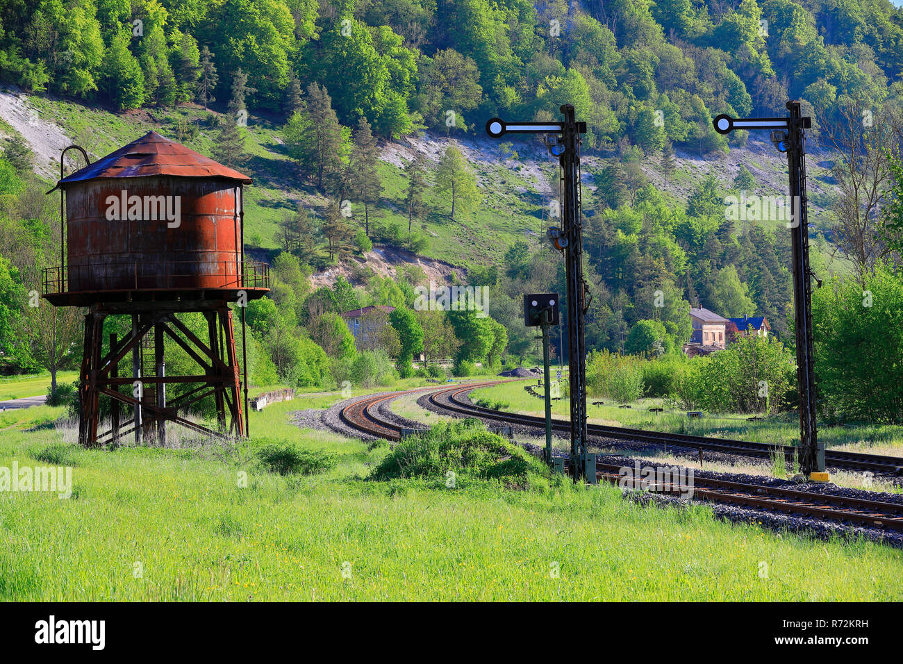 Danubio vally, acqua di alimentazione serbatoio, linea ferroviaria, Hausen im Tal, Baden-Württemberg, Germania Foto Stock