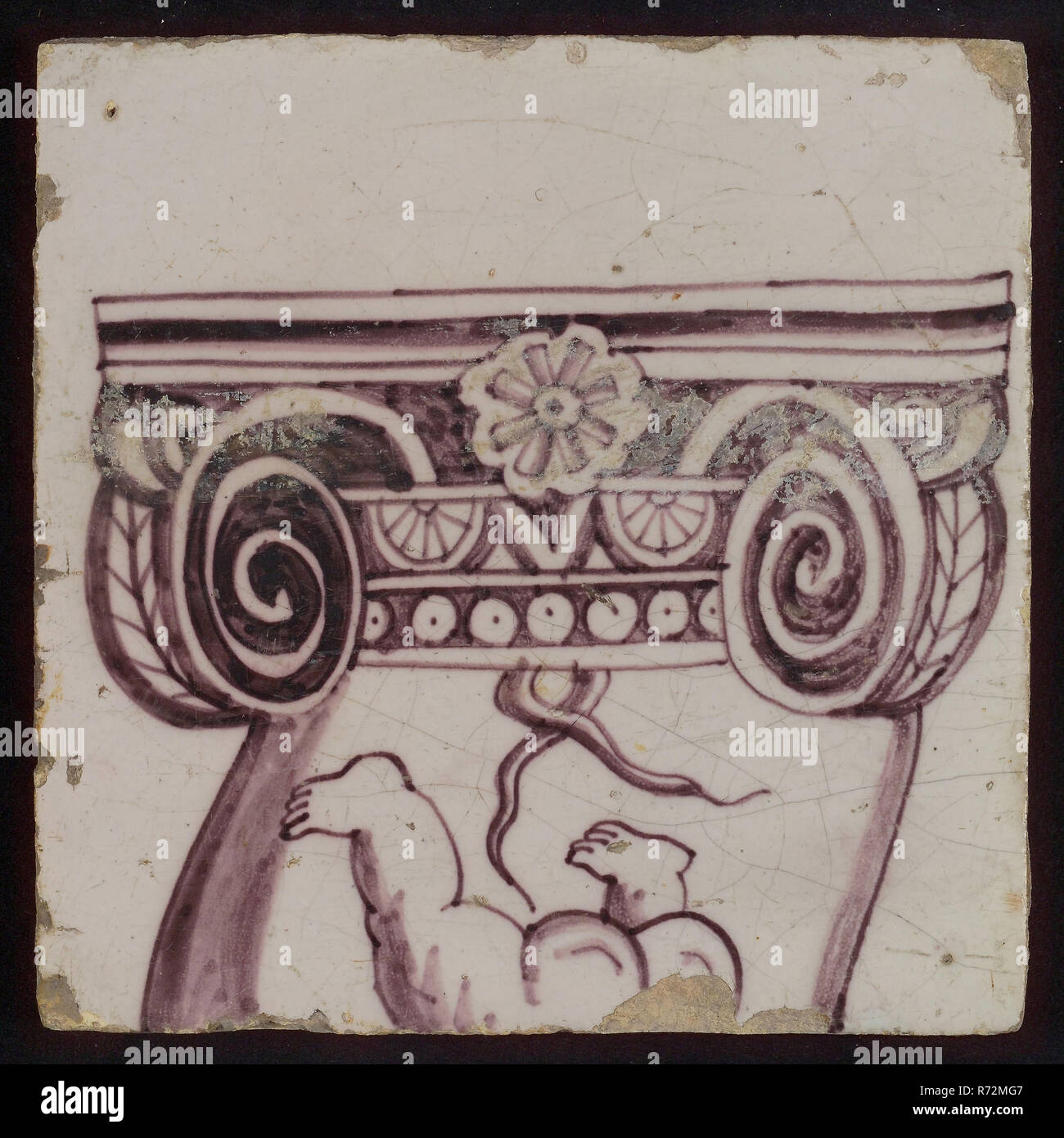 Piastrella di lesena viola con colonna attorcigliata intorno al quale il ramo di foglie e grappoli di uva e angeli, piastrella lesena Frammento di filmato in ceramica smalto di terracotta, cotta 2x verniciato satinato cinque piastrelle Piastrelle di pellet di una larghezza. Foto Stock