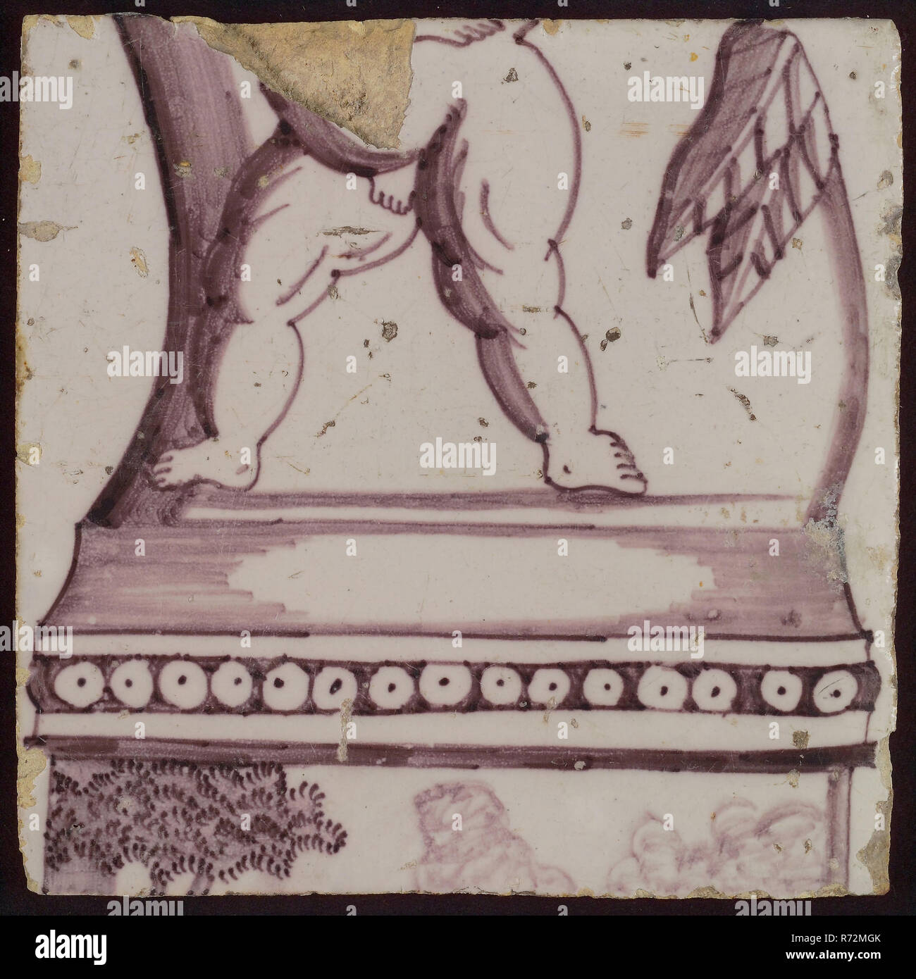 Piastrella di lesena viola con colonna attorcigliata intorno al quale il ramo di foglie e grappoli di uva e angeli, piastrella lesena Frammento di filmato in ceramica smalto di terracotta, cotta 2x verniciato satinato cinque piastrelle Piastrelle di pellet di una larghezza. Foto Stock