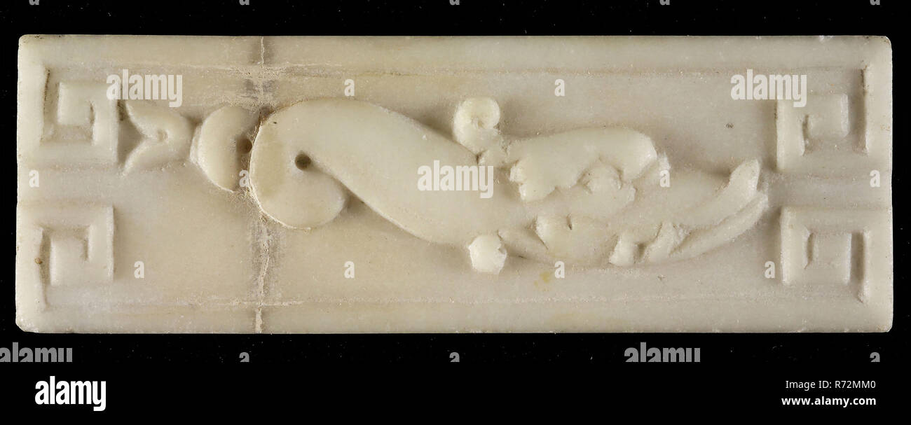 Marmo bianco a rilievo, Dolphin, con due riccioli in coda, meandro-ornamento negli angoli, rilievo pietra di marmo, Rotterdam triangolo cittadino Haringvliet Louis XVI Louis XVI Louis cogliere parte del grigio venato marmo Louis cogliere camino dalla casa di mercanti Haringvliet 45 Rotterdam. Foto Stock